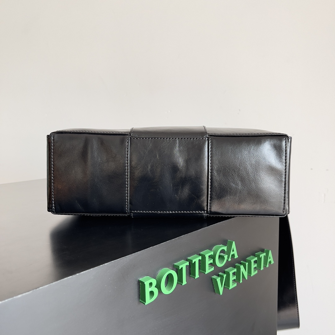 Bottega Veneta 2023 Early Spring Series Arco Camera Bag 731165