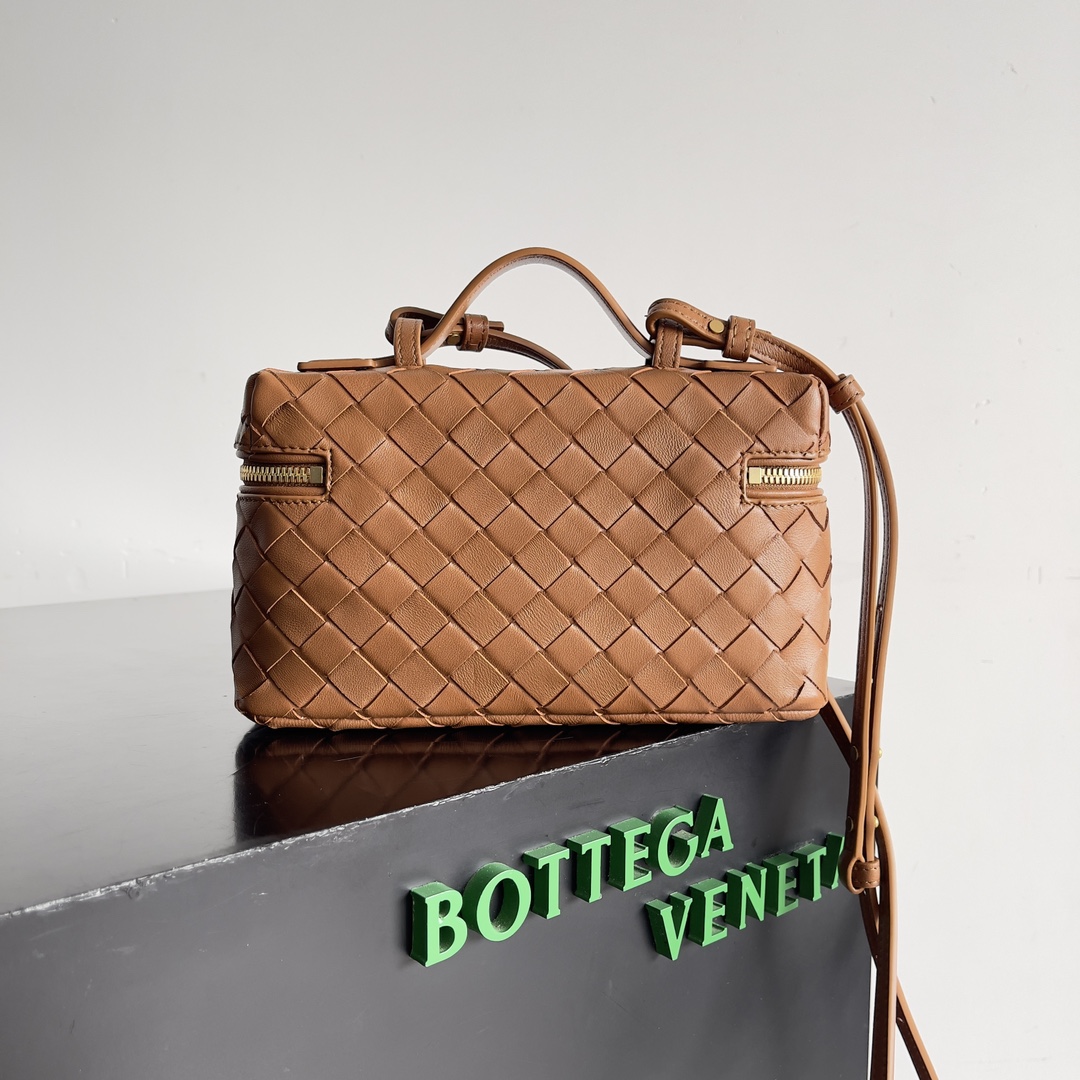 Bottega Veneta 2024 Woven Zippered Baguette Bag 789109