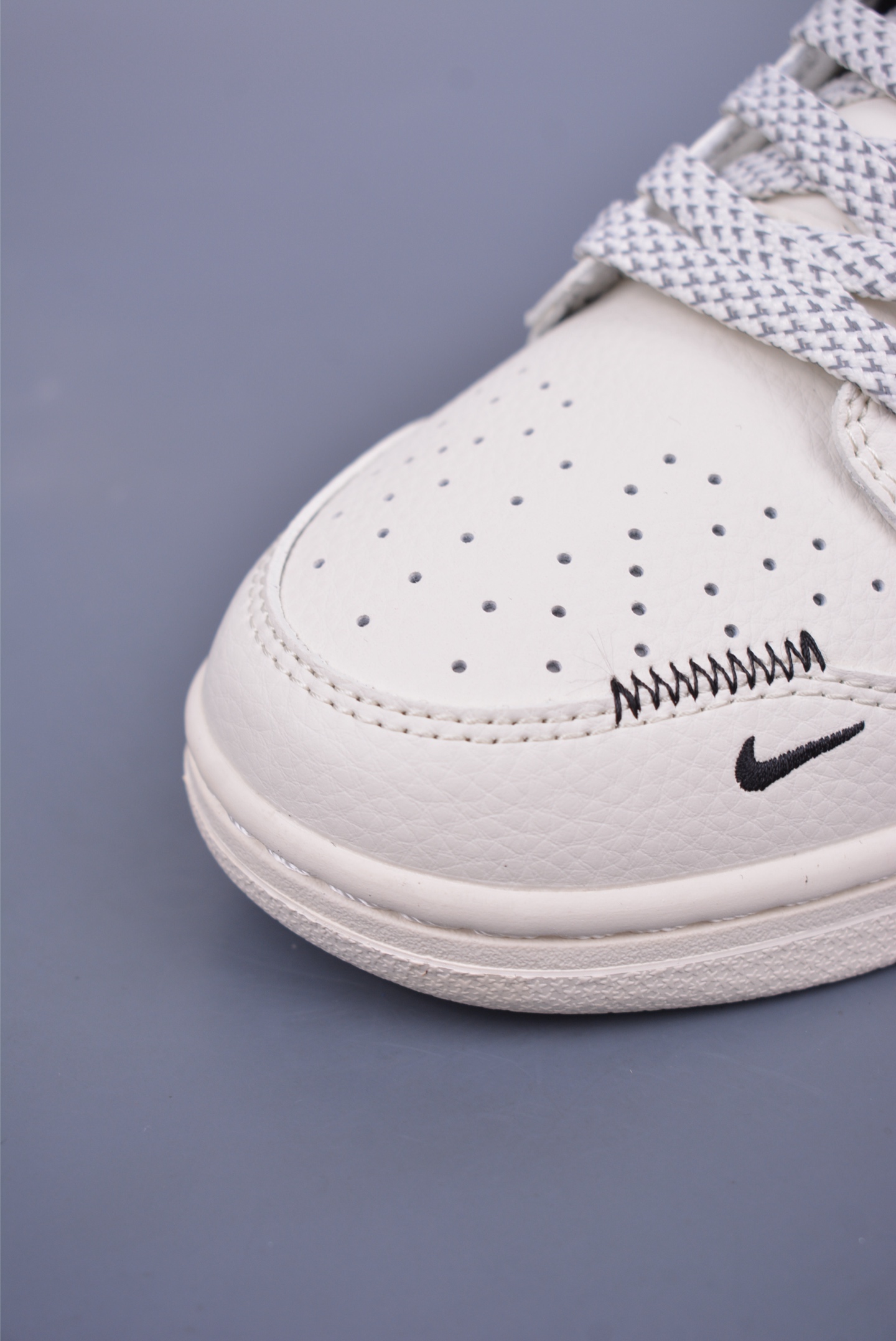 Stussy x Nike SB Dunk Low Sneakers White and Black XS6089-537