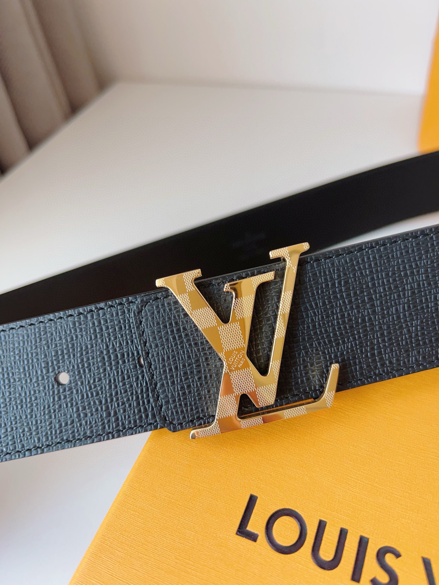 Louis Vuitton engraved buckle men's belt, 4cm wide