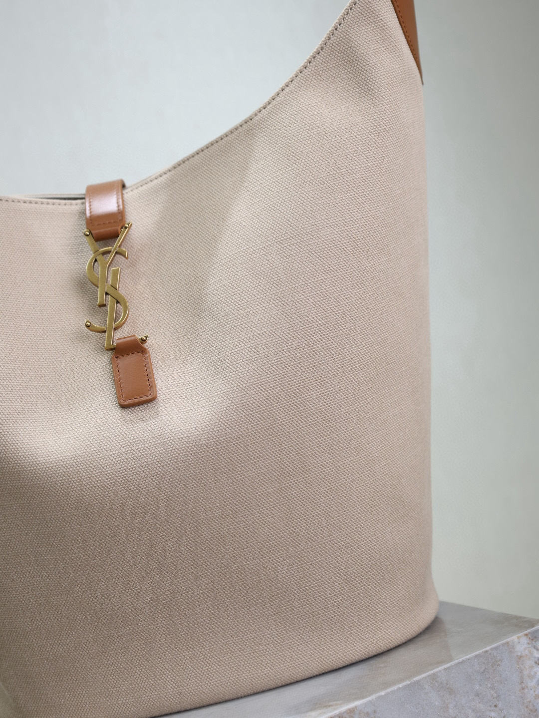 Yves Saint Laurent LE 5À7 Large Bucket Underarm Bag 753823
