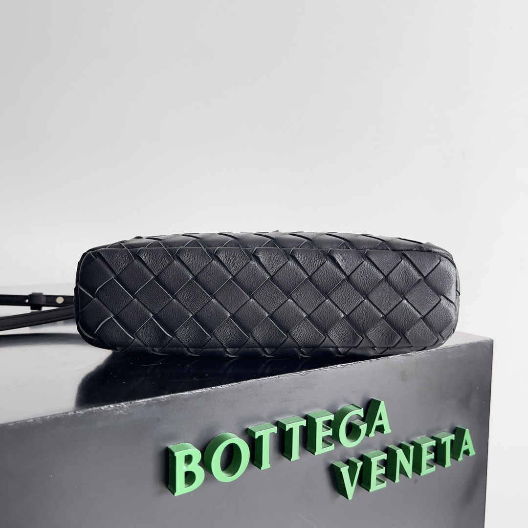 Bottega Veneta 2024 Woven Zippered Baguette Bag 789109
