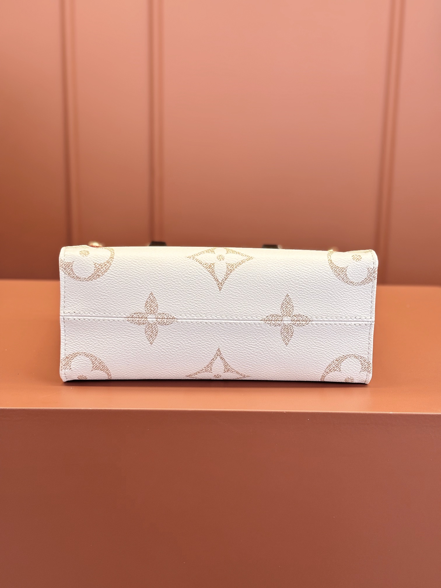 Louis Vuitton ONTHEGO Small Handbag M25433