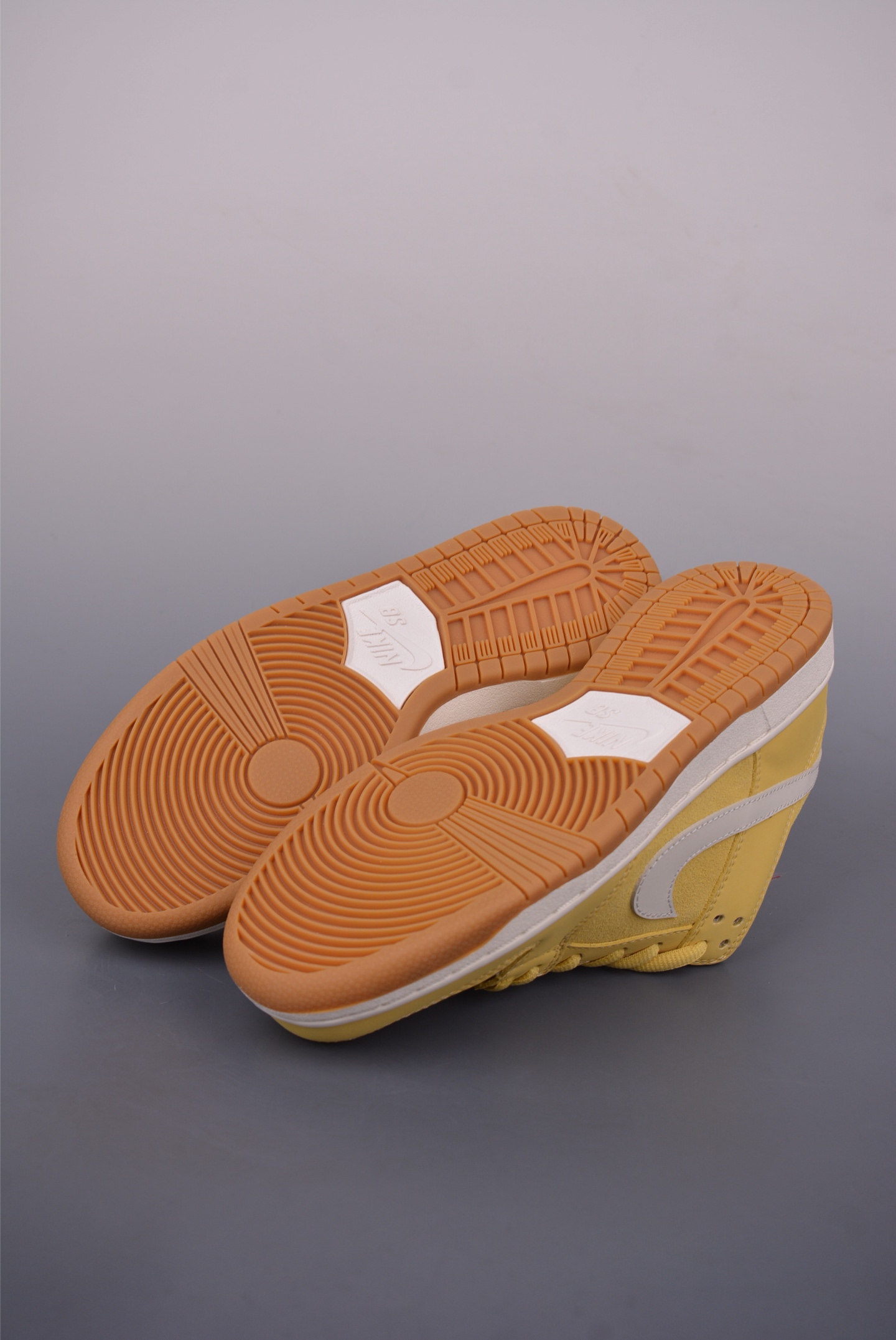 NIKE SB Dunk Low“SATURN GOLD”  FJ1674-700