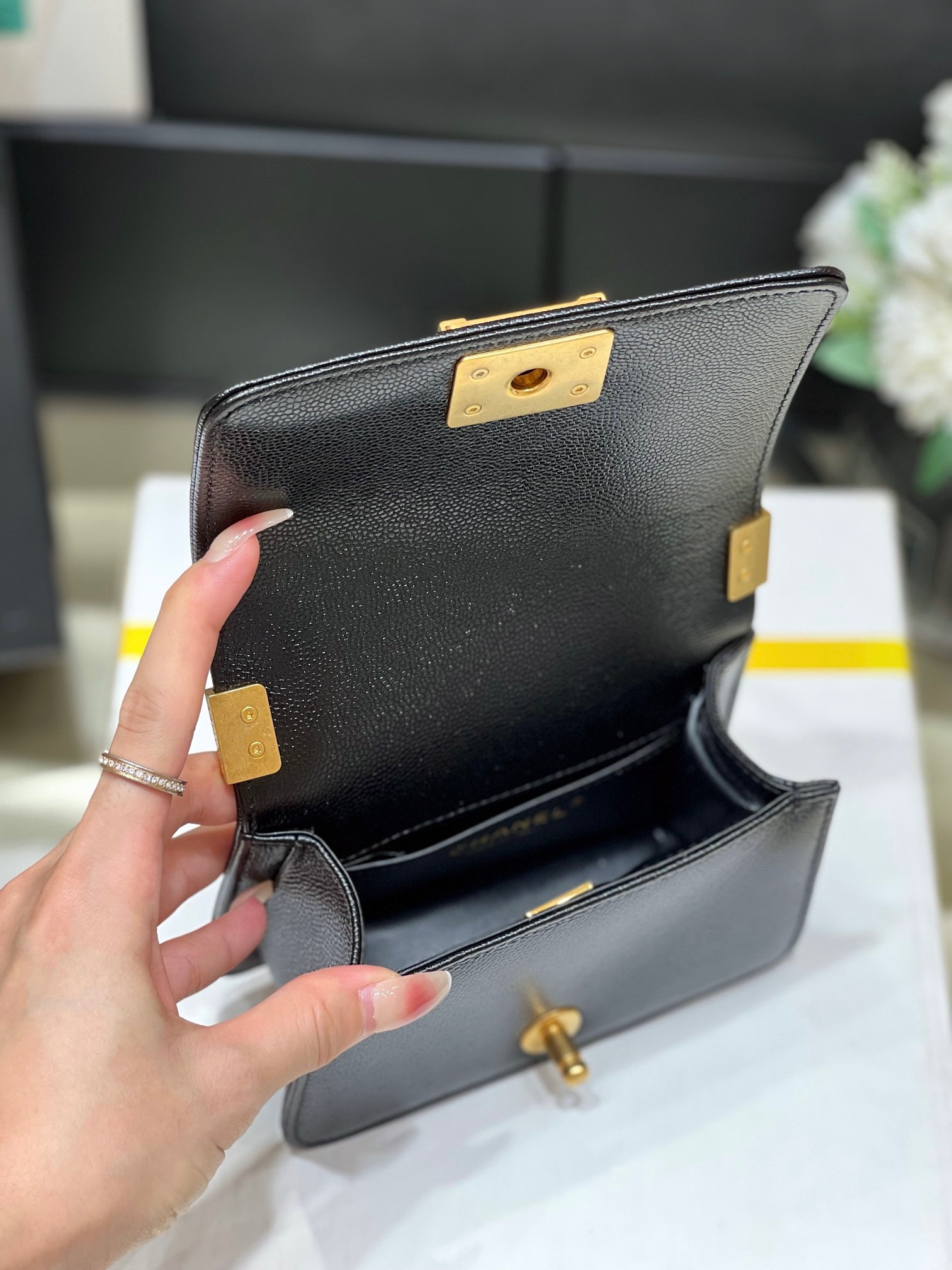 Chanel 22A Le mini boy bag 67364