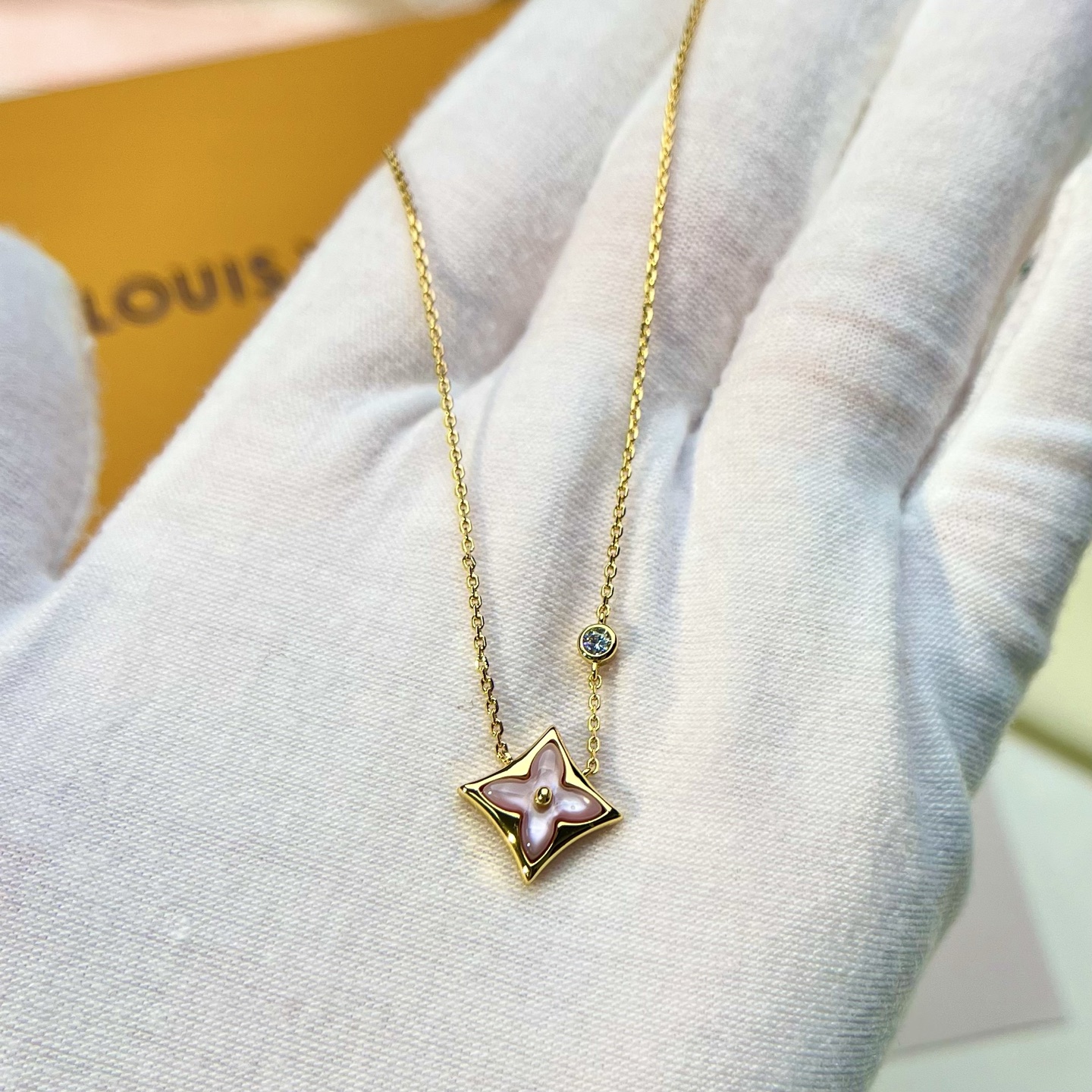 Louis Vuitton single flower diamond necklace