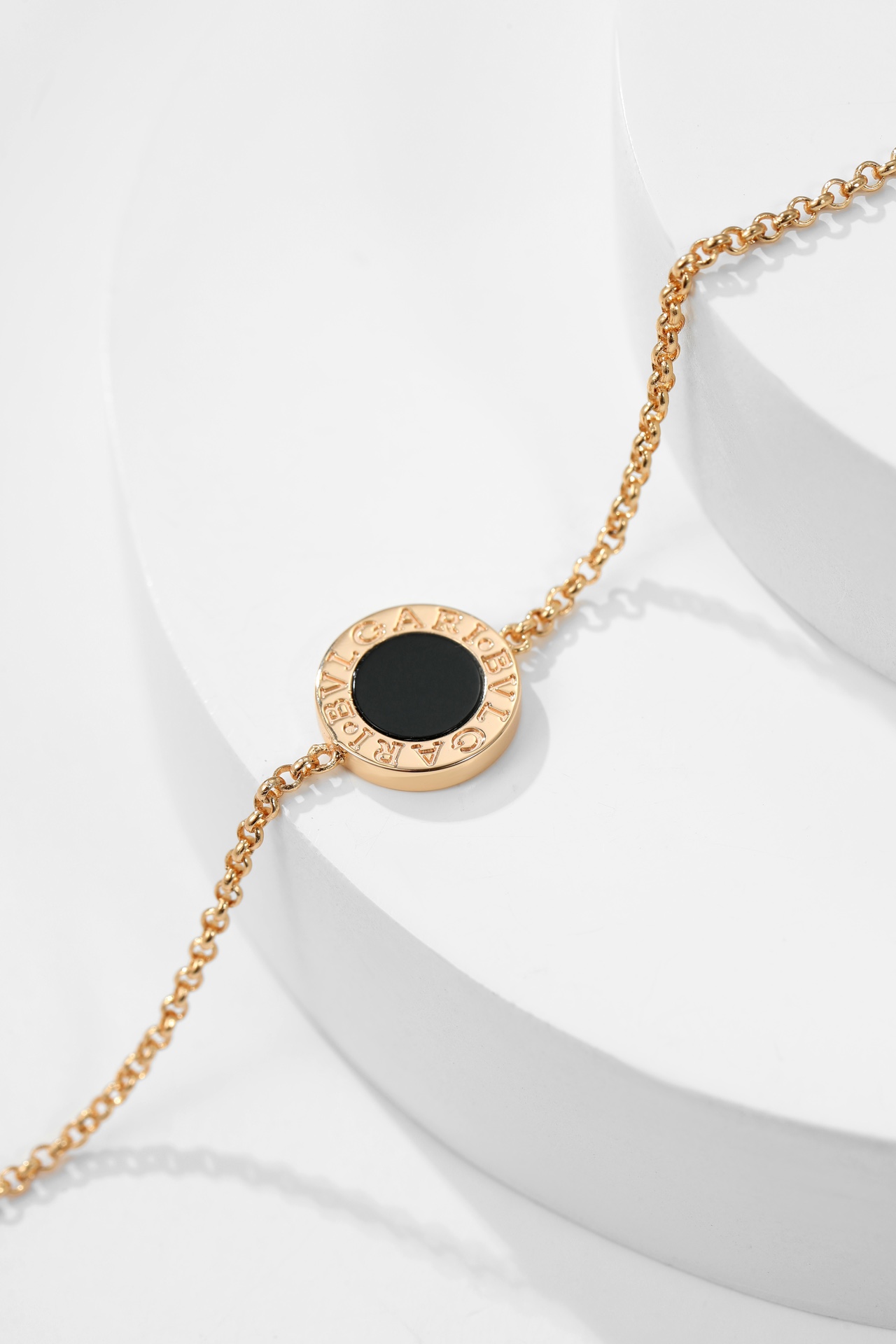 Bulgari black and white double-sided single flower bracelet