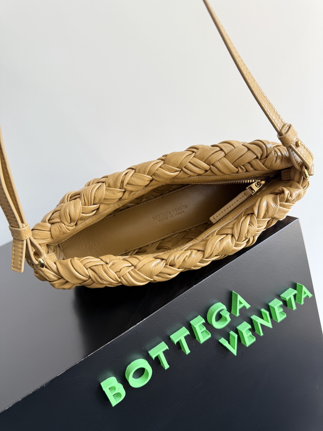 Bottega Veneta Kalimero cha cha woven handbag 785780