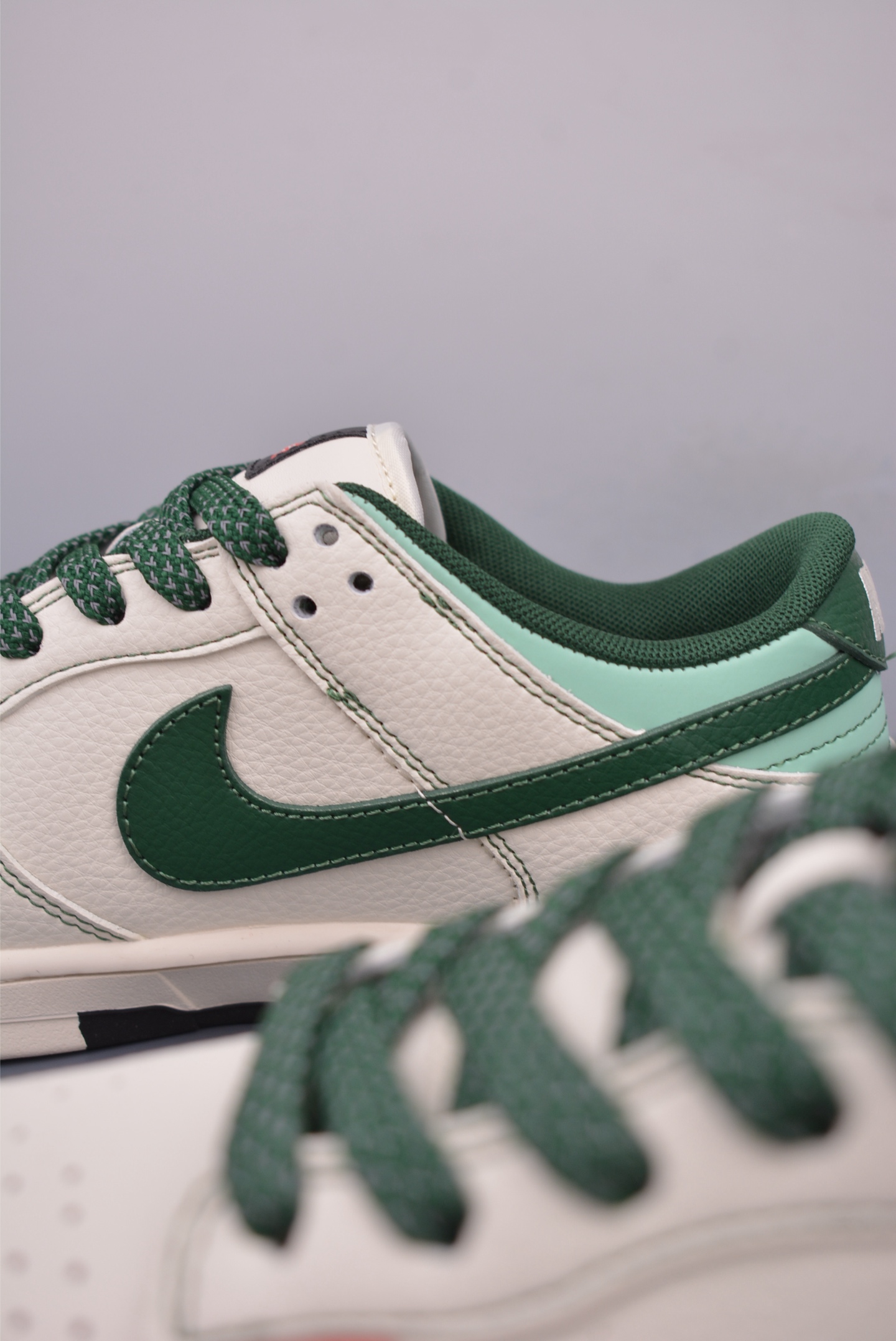 Supreme x Nike SB Dunk Low sneakers off-white green color logo FC1668-222