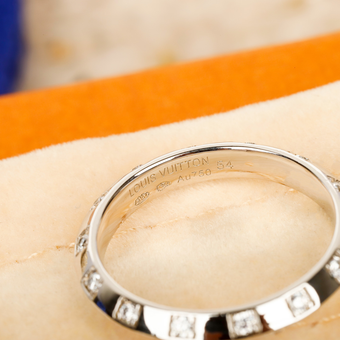 Louis Vuitton Le Der de LV Ring
