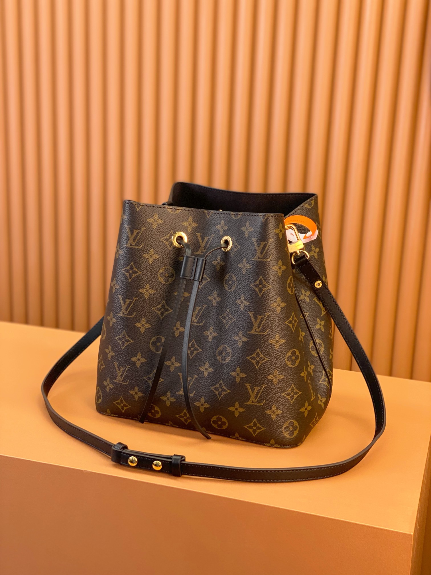 Louis Vuitton NÉONOÉ Medium Handbag M44020