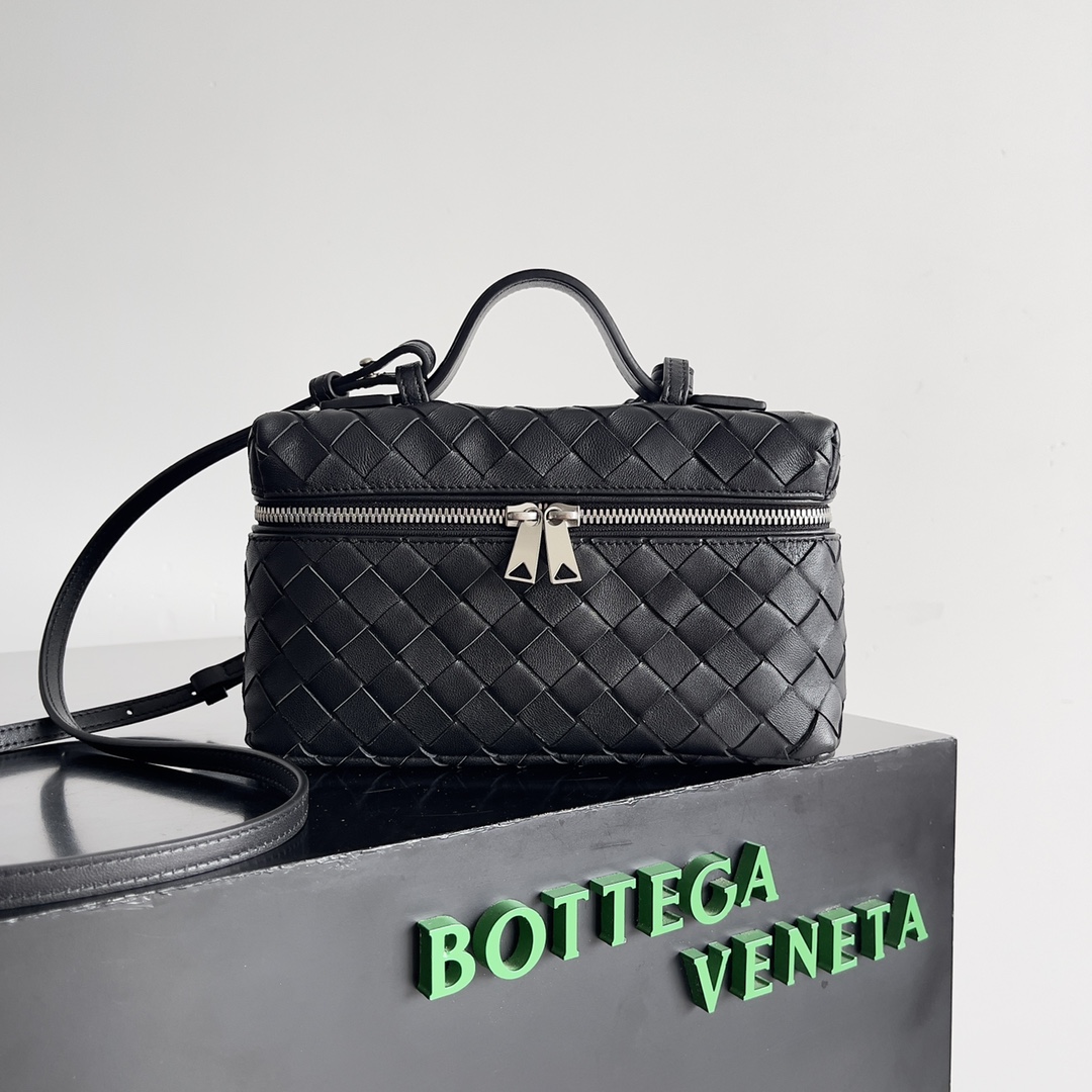 Bottega Veneta 2024 Woven Zippered Baguette Bag 789109