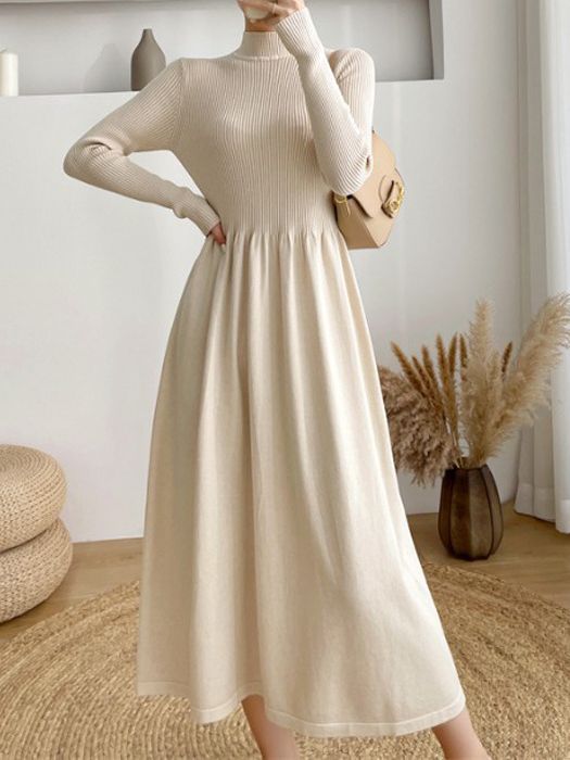 Mid-length elegant style with half-high collar A knit dress with a base