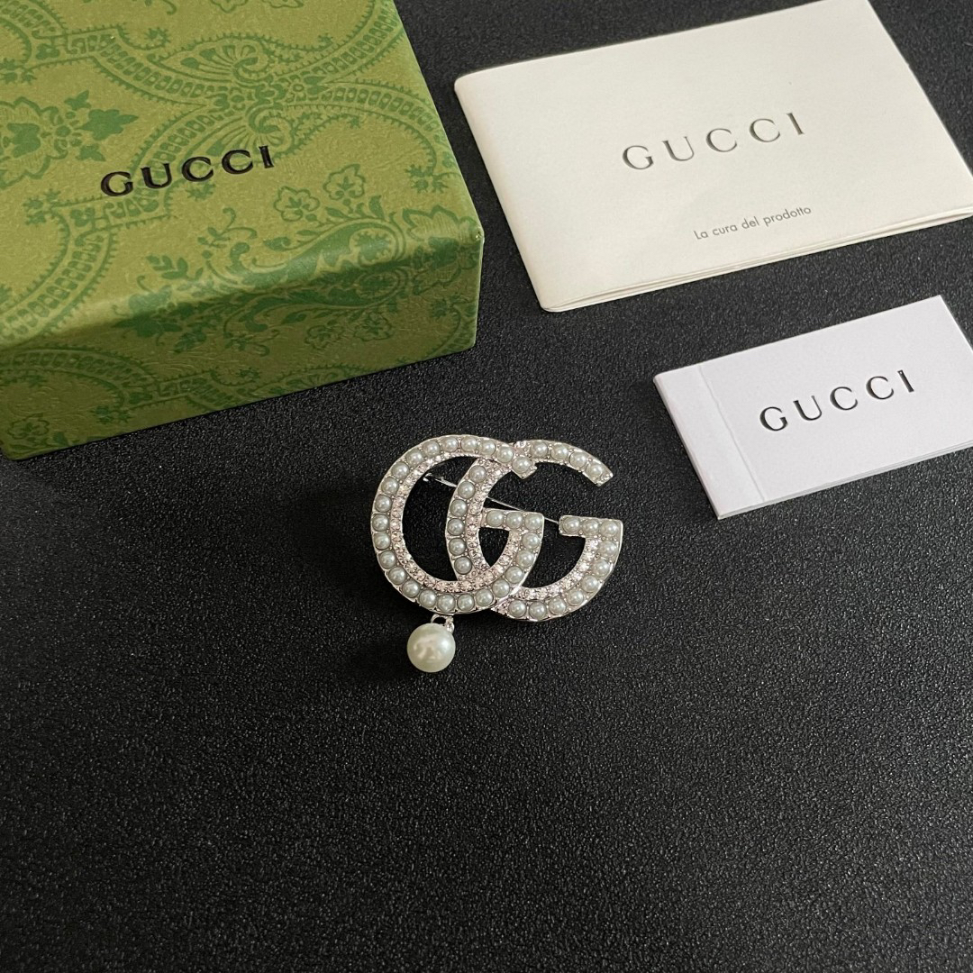 GUCCi GG Pearl Brooch
