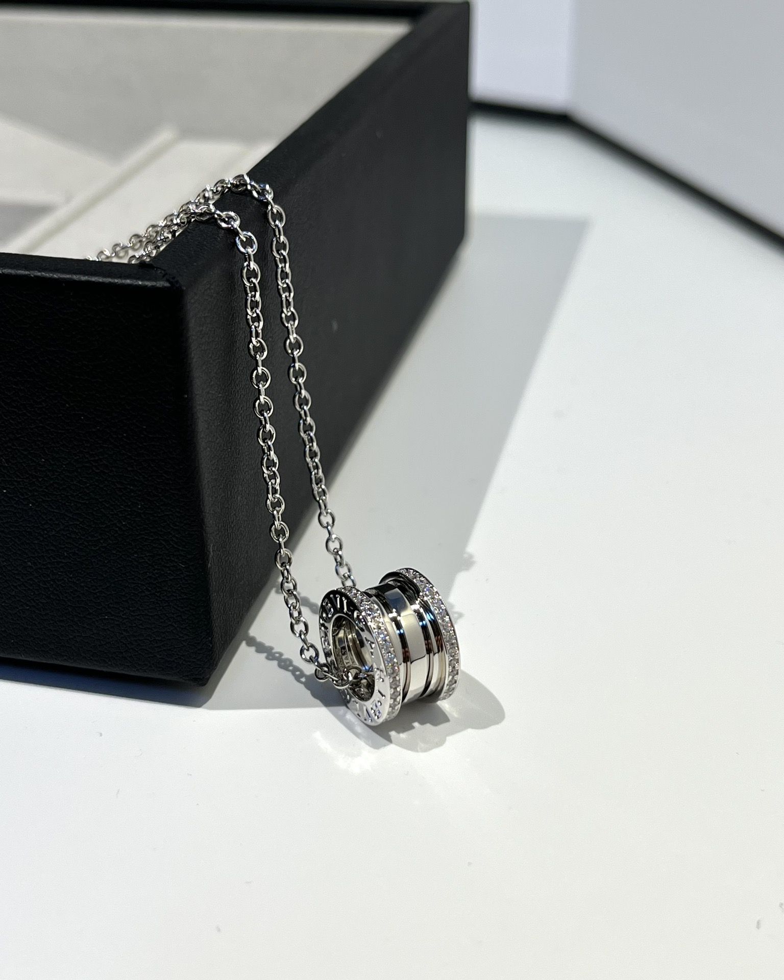 Bulgari B.ZERO1 series diamond spring necklace