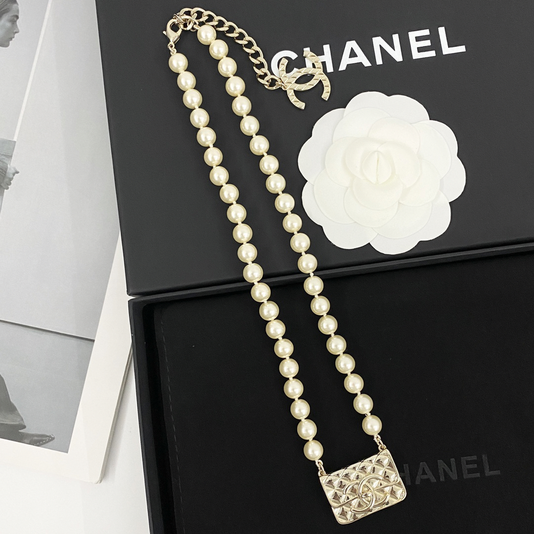 CHAN 23 diamond pattern bag pearl necklace