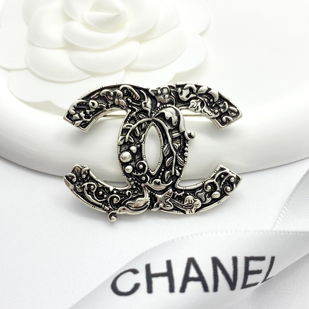 CHAN 24 vintage silver totem double c brooch