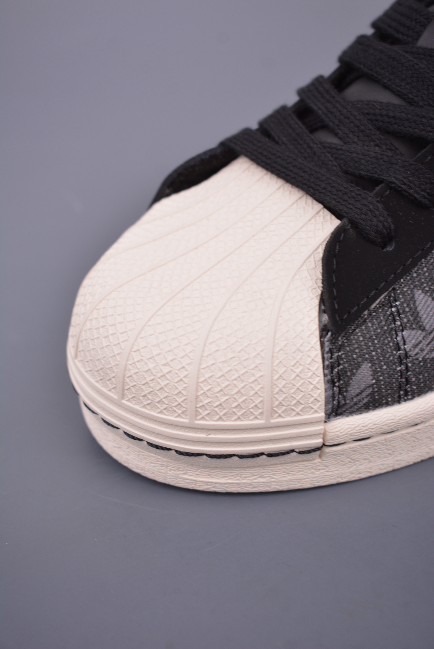 Supreme x Adidas Originals Superstar sneakers Black and Gold Trefoil Z2531