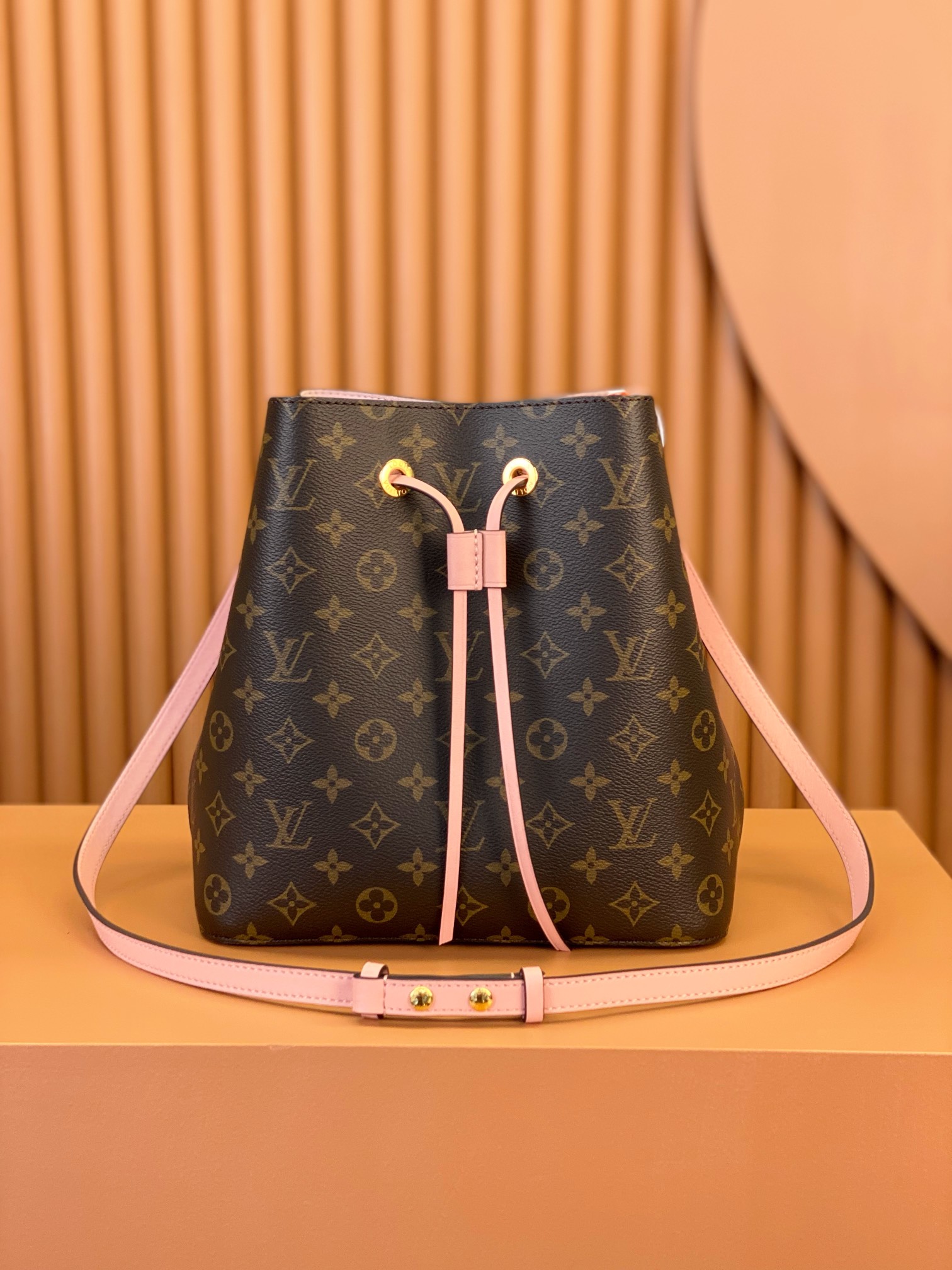 Louis Vuitton NÉONOÉ Medium Handbag M44002