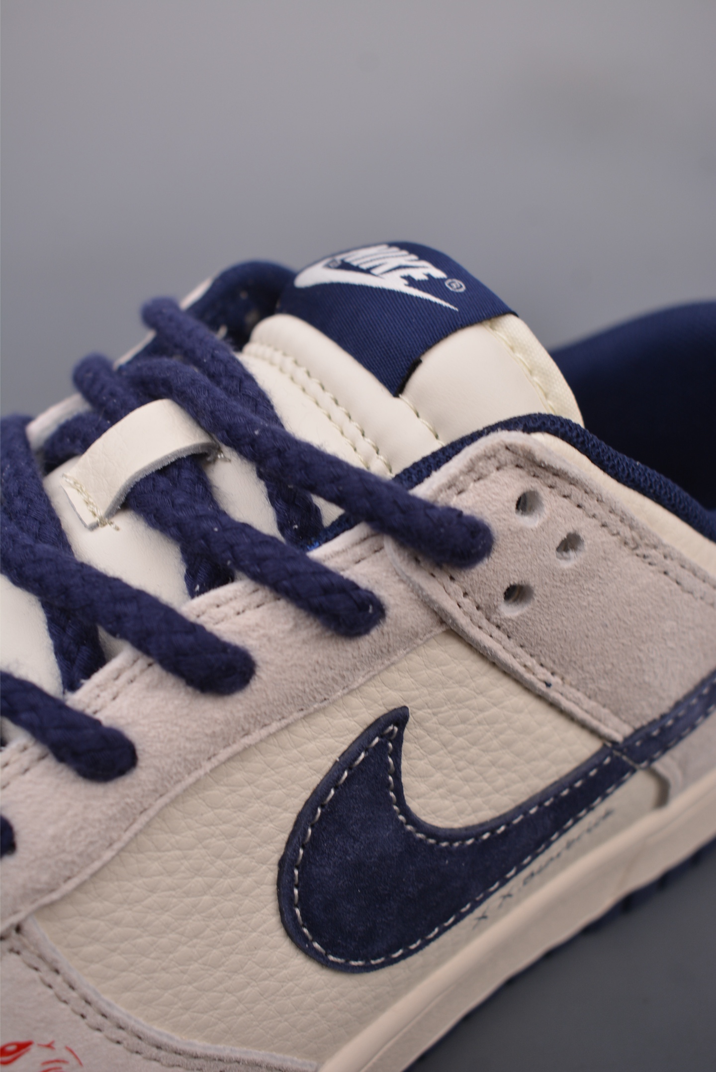 Kaws x Nike SB Dunk Low Retro Off-White Navy YX5066-249