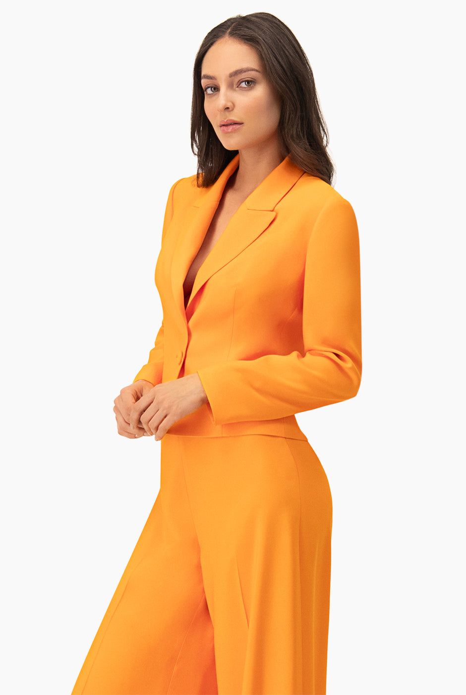 Saco naranja con un boton frontal