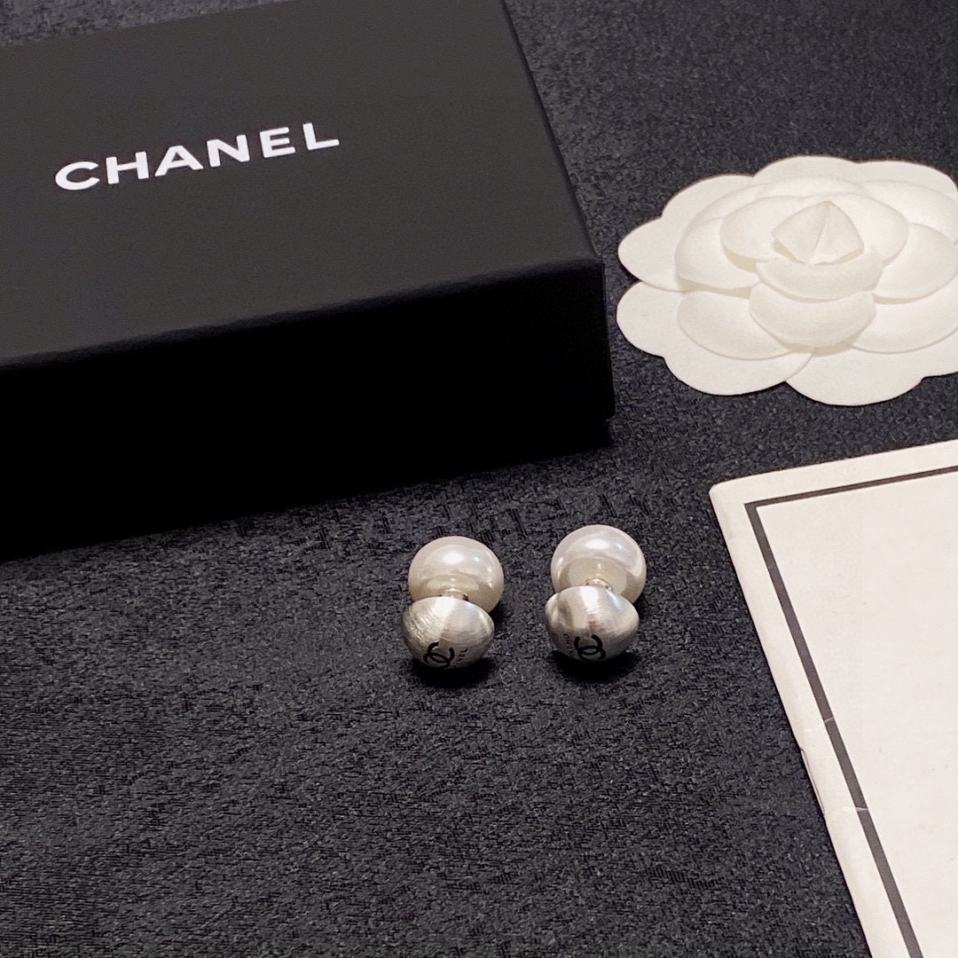 Chanel brushed pearls with double-sided earrings