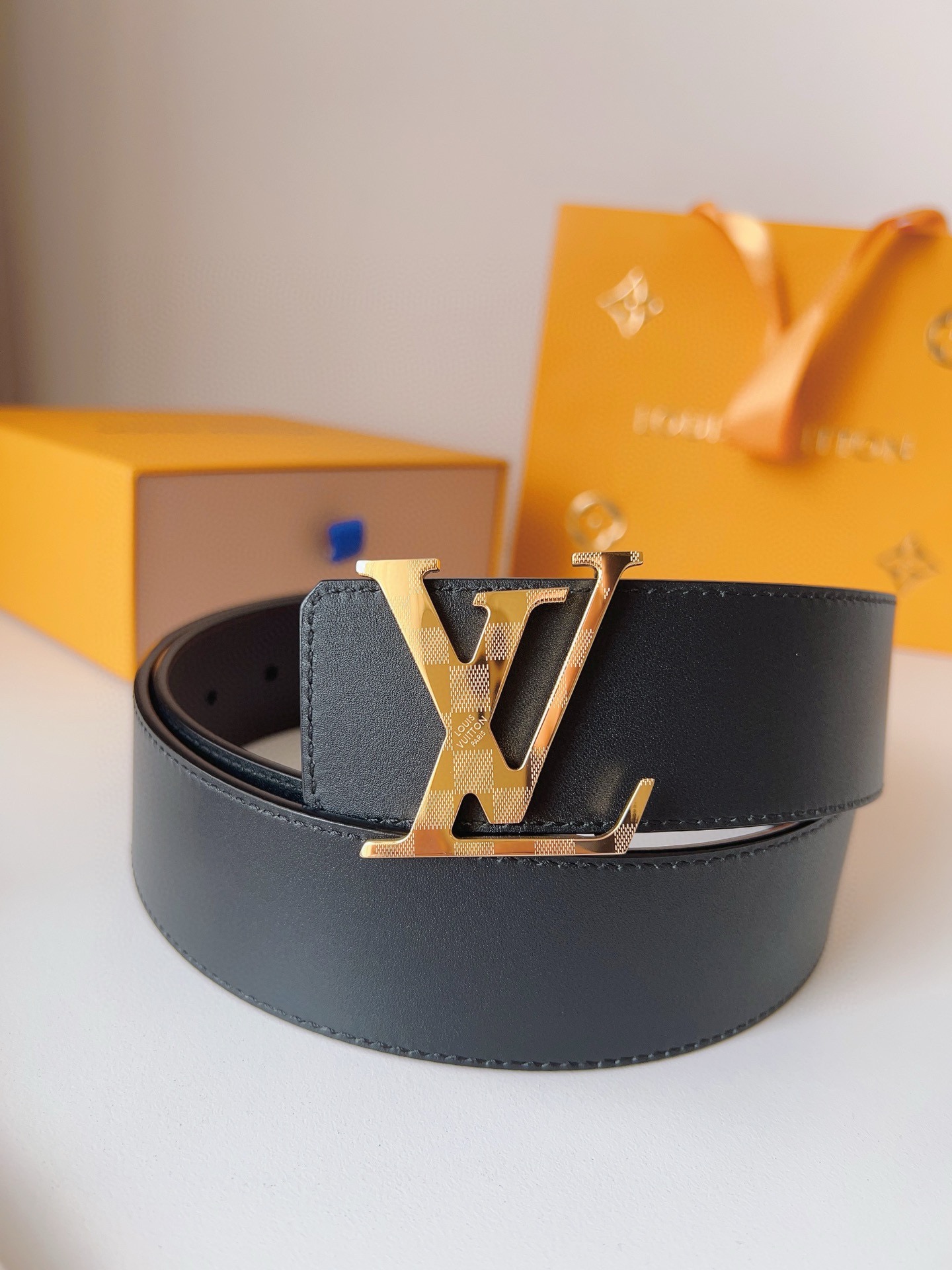 Louis Vuitton engraved buckle men's belt, 4cm wide