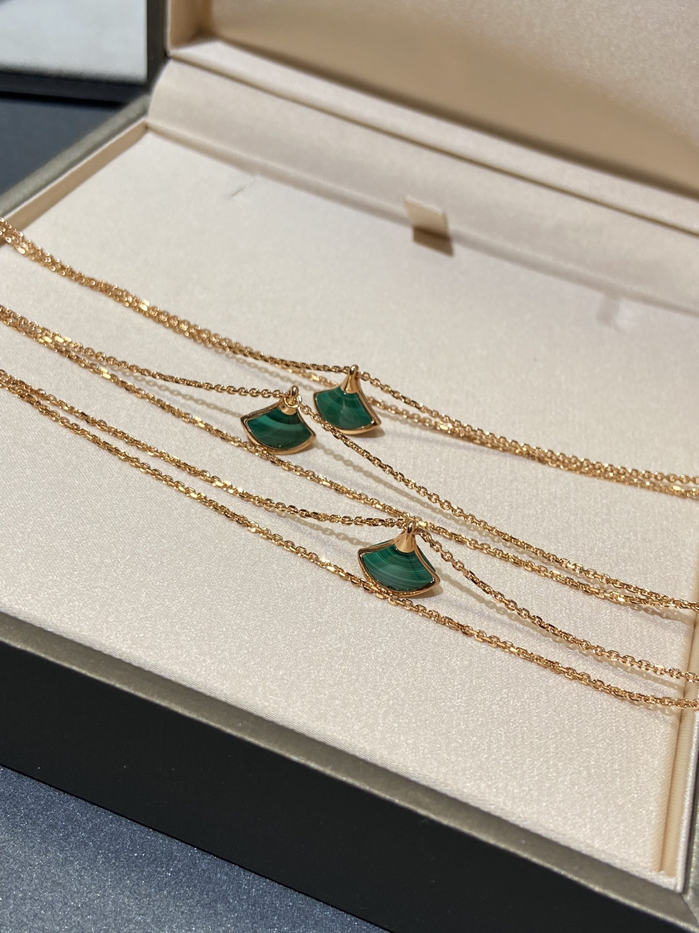 Bulgari natural stone fan-shaped necklace