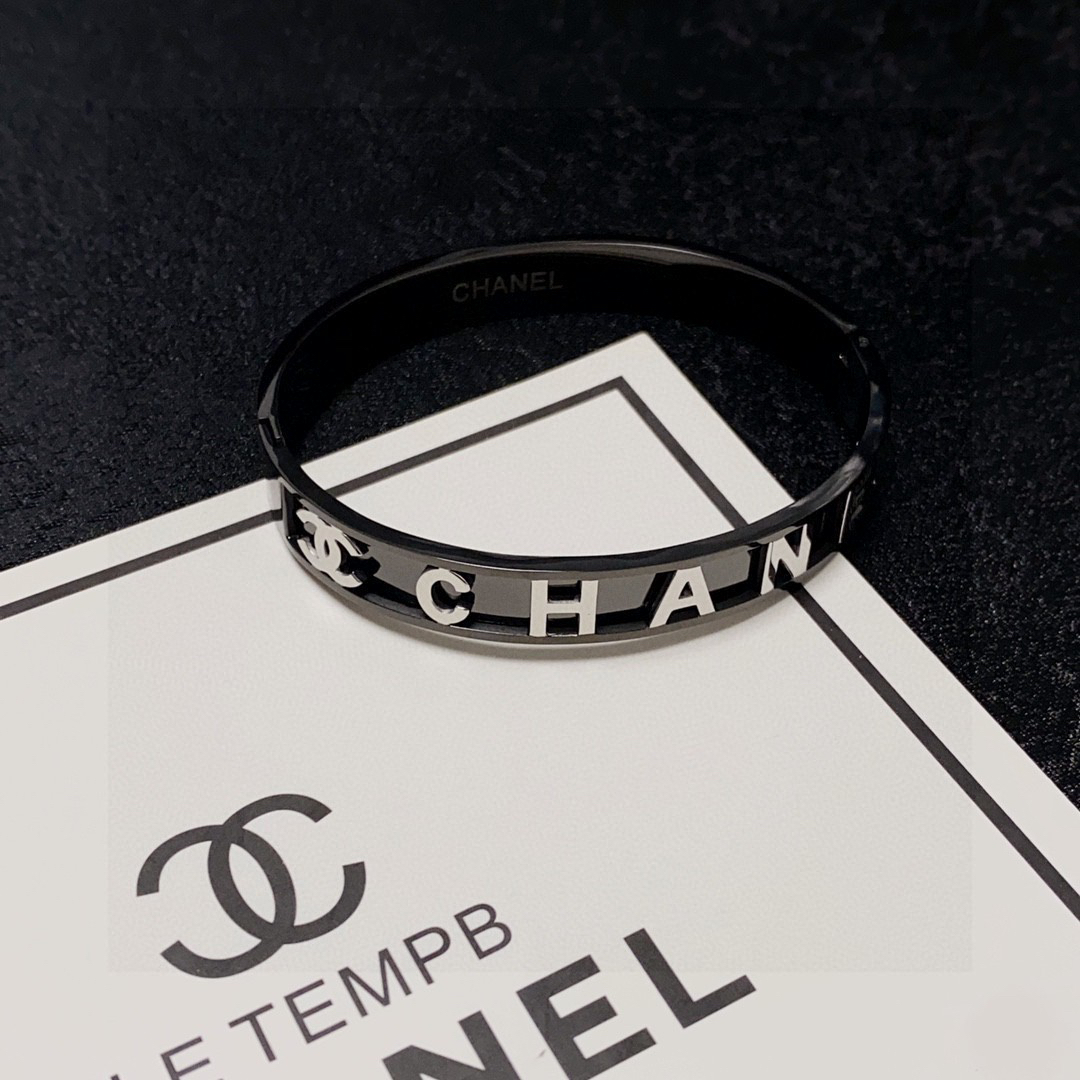Chanel narrow version engraved letter charcoal black bracelet