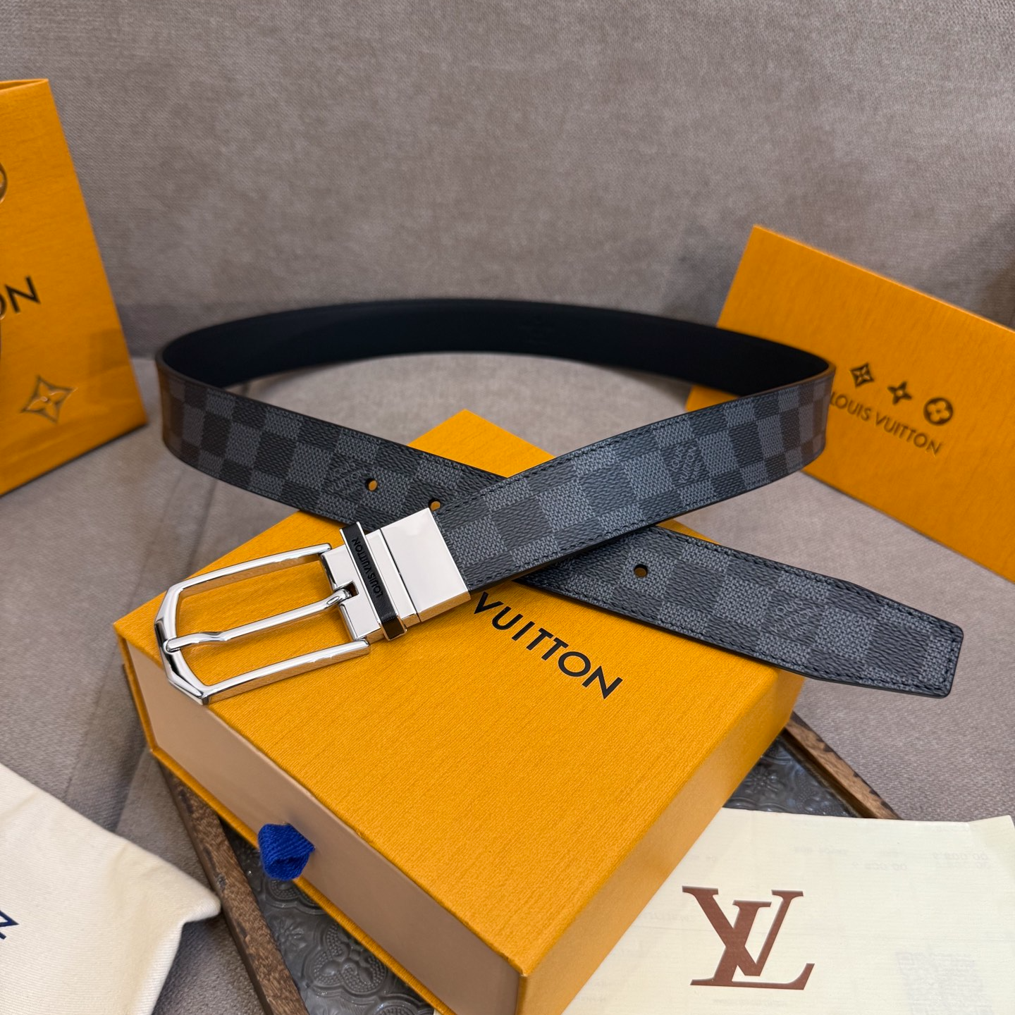 Louis Vuitton embossed cowhide double-sided men's belt, 3.5cm wide