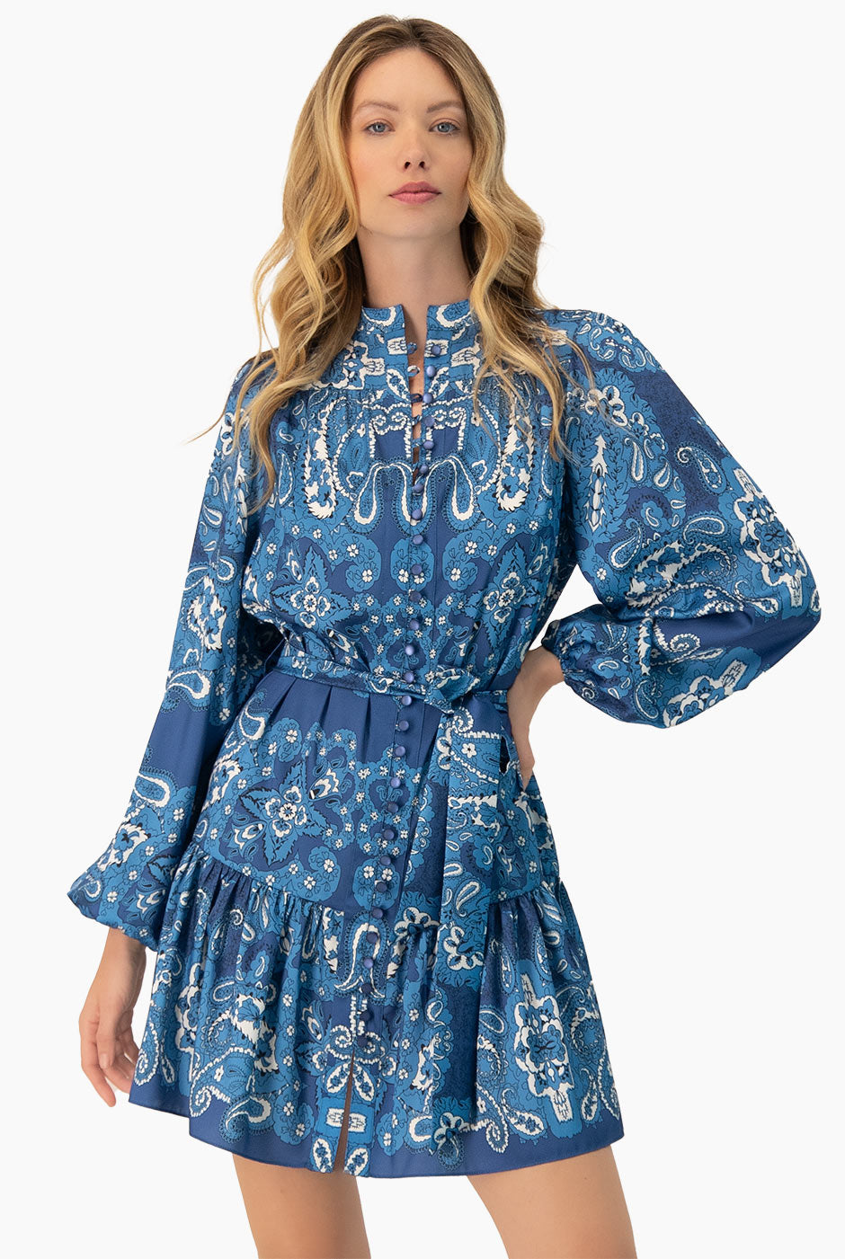 Vestido corto estampado con cinta