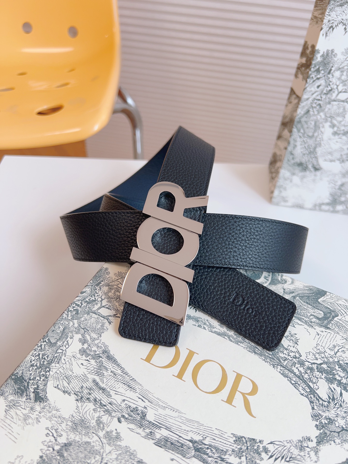 Dior double-sided leather belt with letter buckle, 3.5CM wide