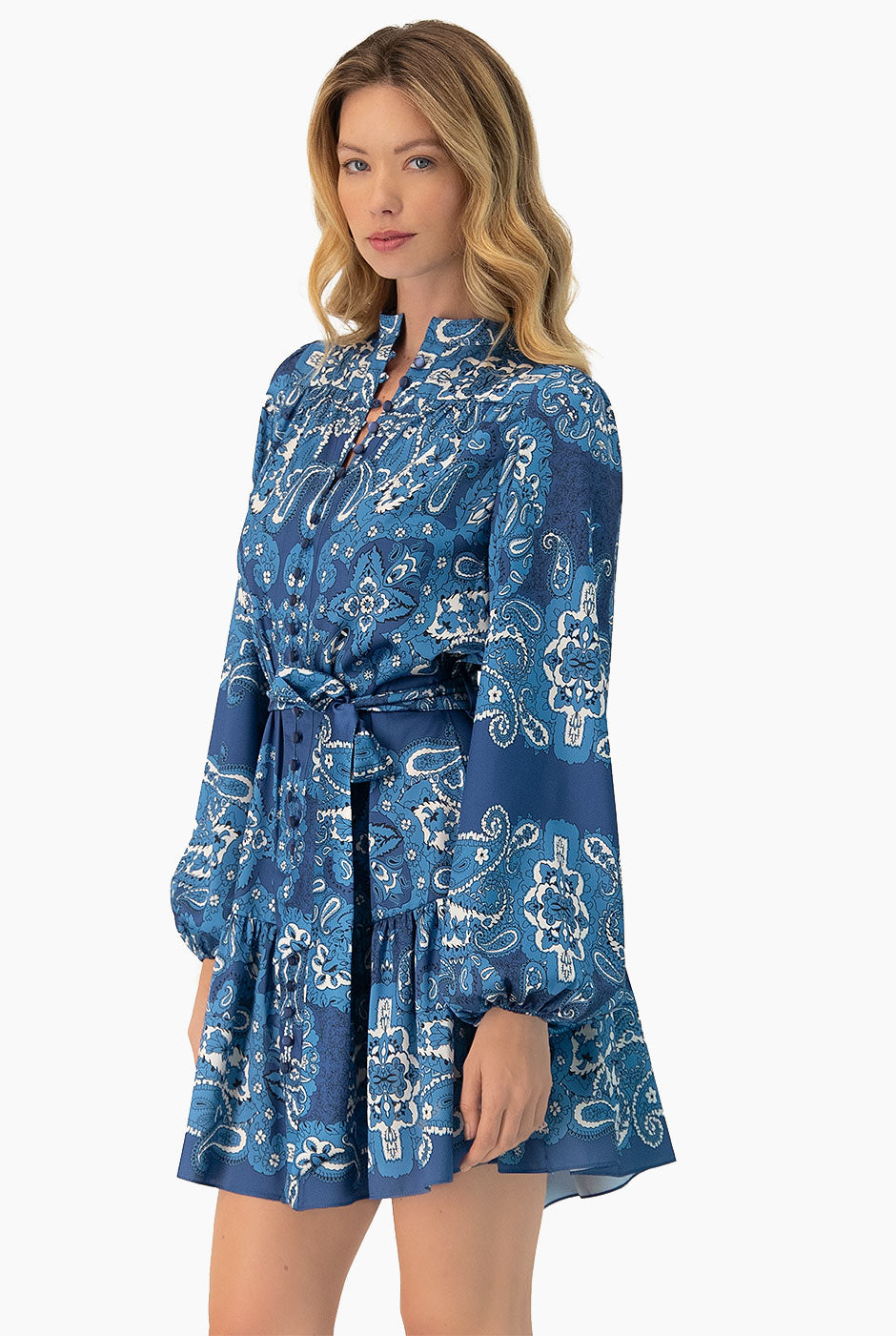 Vestido corto estampado con cinta