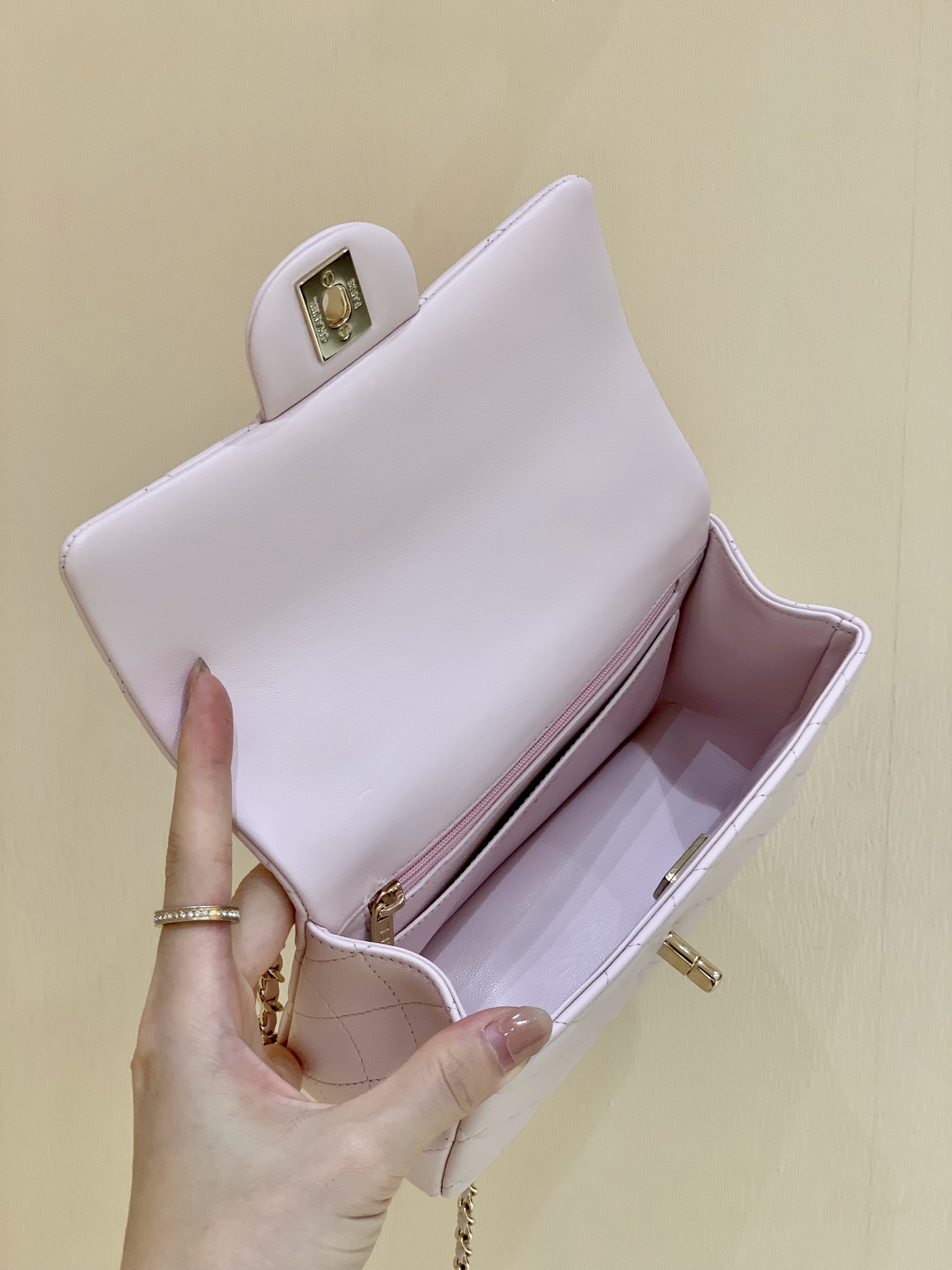 Chanel 22b autumn and winter new preview series cf mini handle AS2431