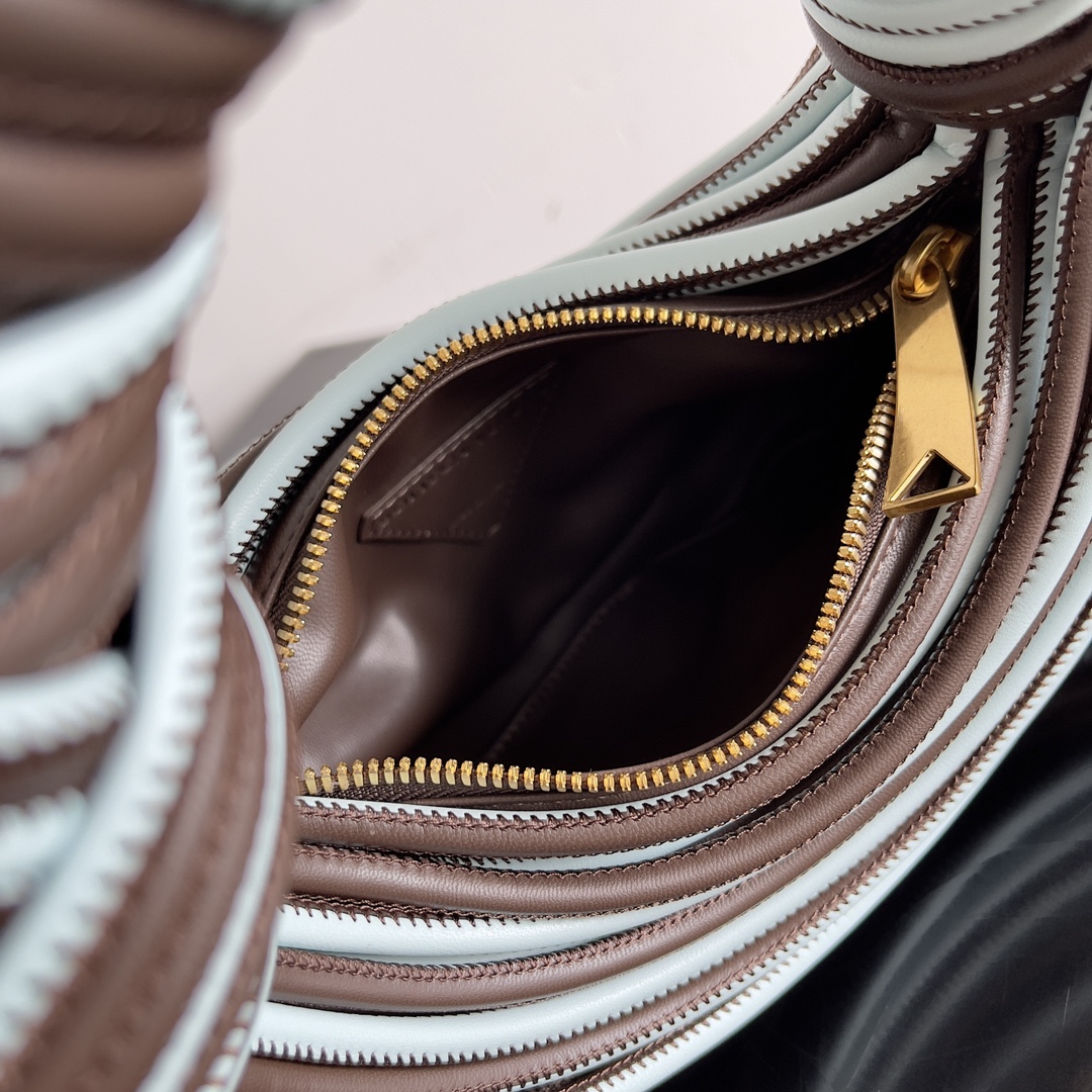 Bottega Veneta tubular leather jodie handbag 755540