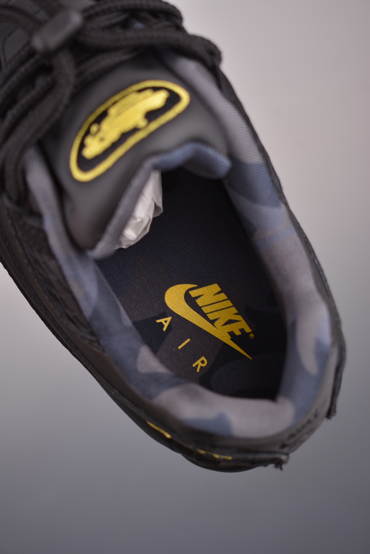 NIKE Air Max 95 Air Cushioned Running Shoes Black and Gold
