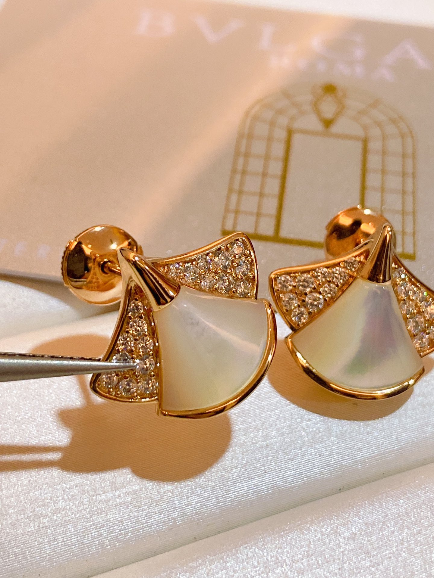 Bulgari diva white mother-of-pearl earrings