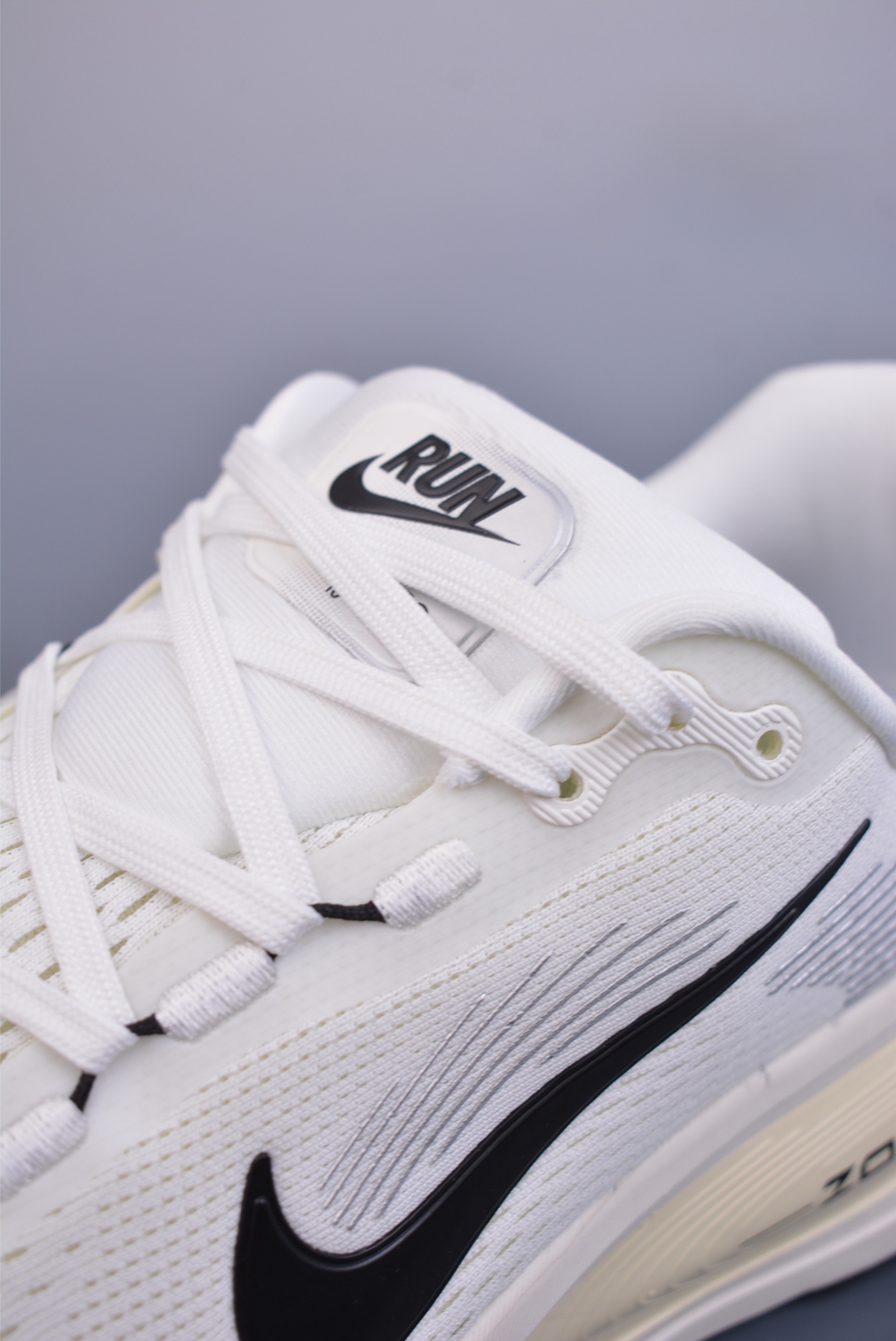 Nike Vomero 18 ZoomX running shoes off-white and black hook HM6803-101