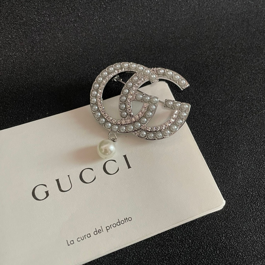 GUCCi GG Pearl Brooch