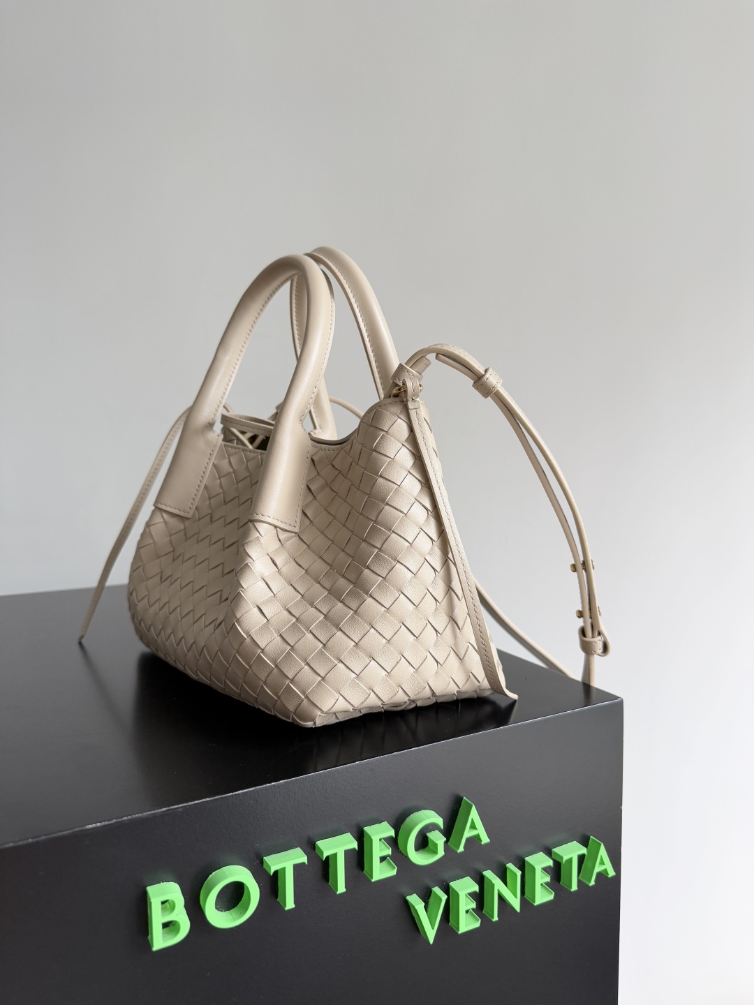 BOTTEGA VENETA 2025 PINACOTECA Small Bag 819004