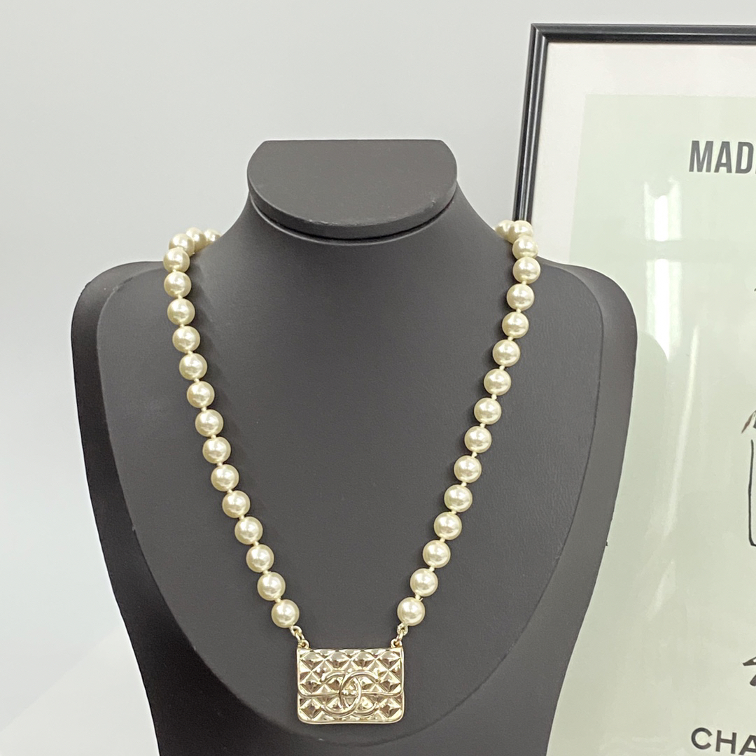 CHAN 23 diamond pattern bag pearl necklace