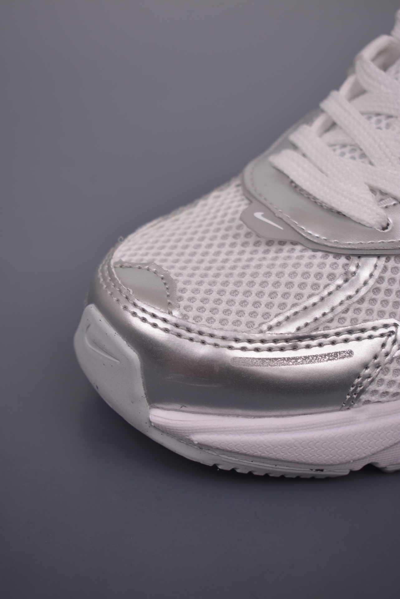 Nike Wmns V2K Runtekk Low Metallic Silver FD0736-104