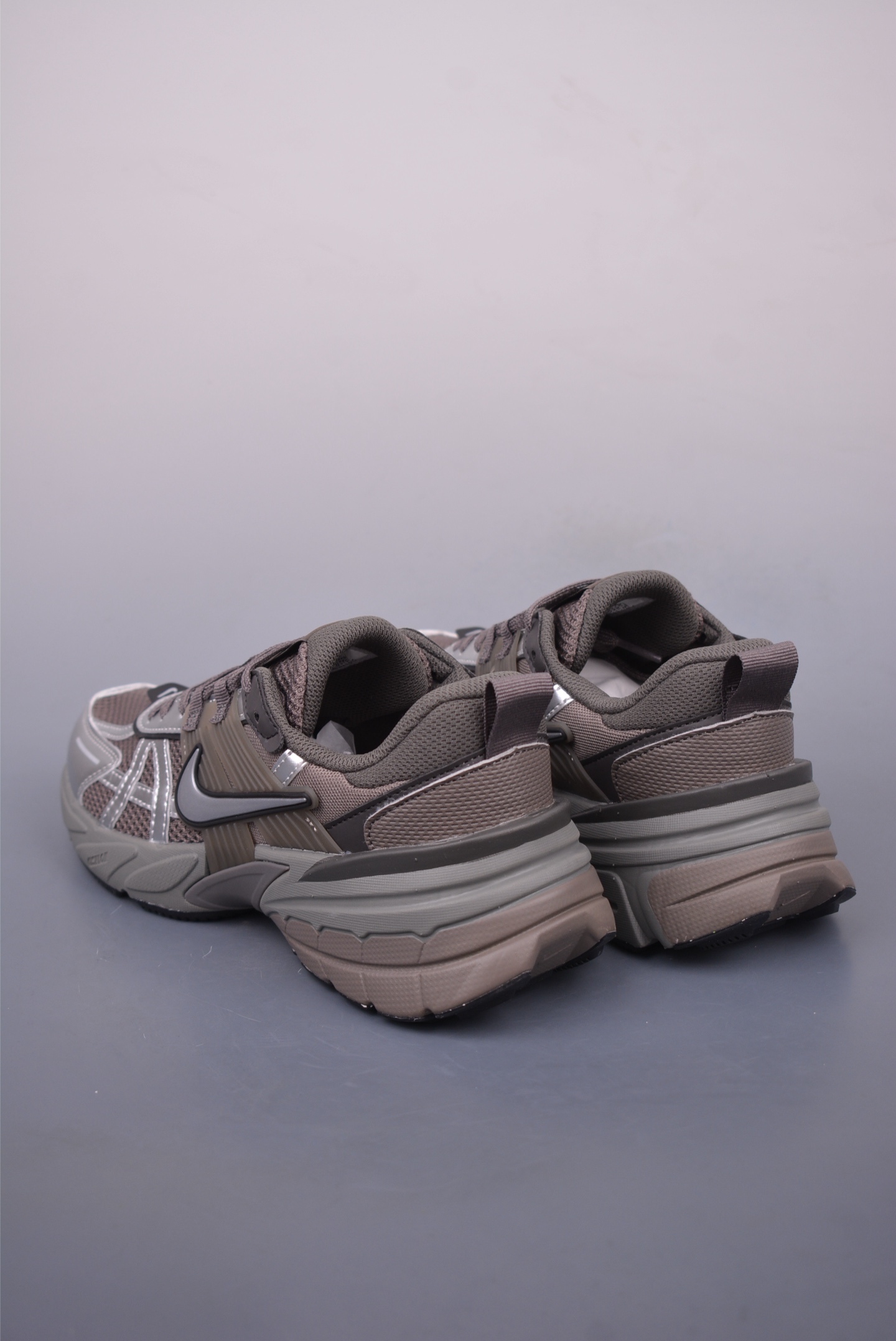 Nike Wmns V2K Runtekk Low running shoes Silver Dark Gray HQ1678-200