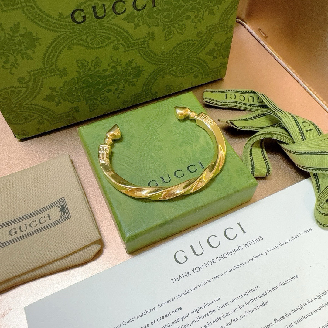 Gucci Twist Gold Bracelet
