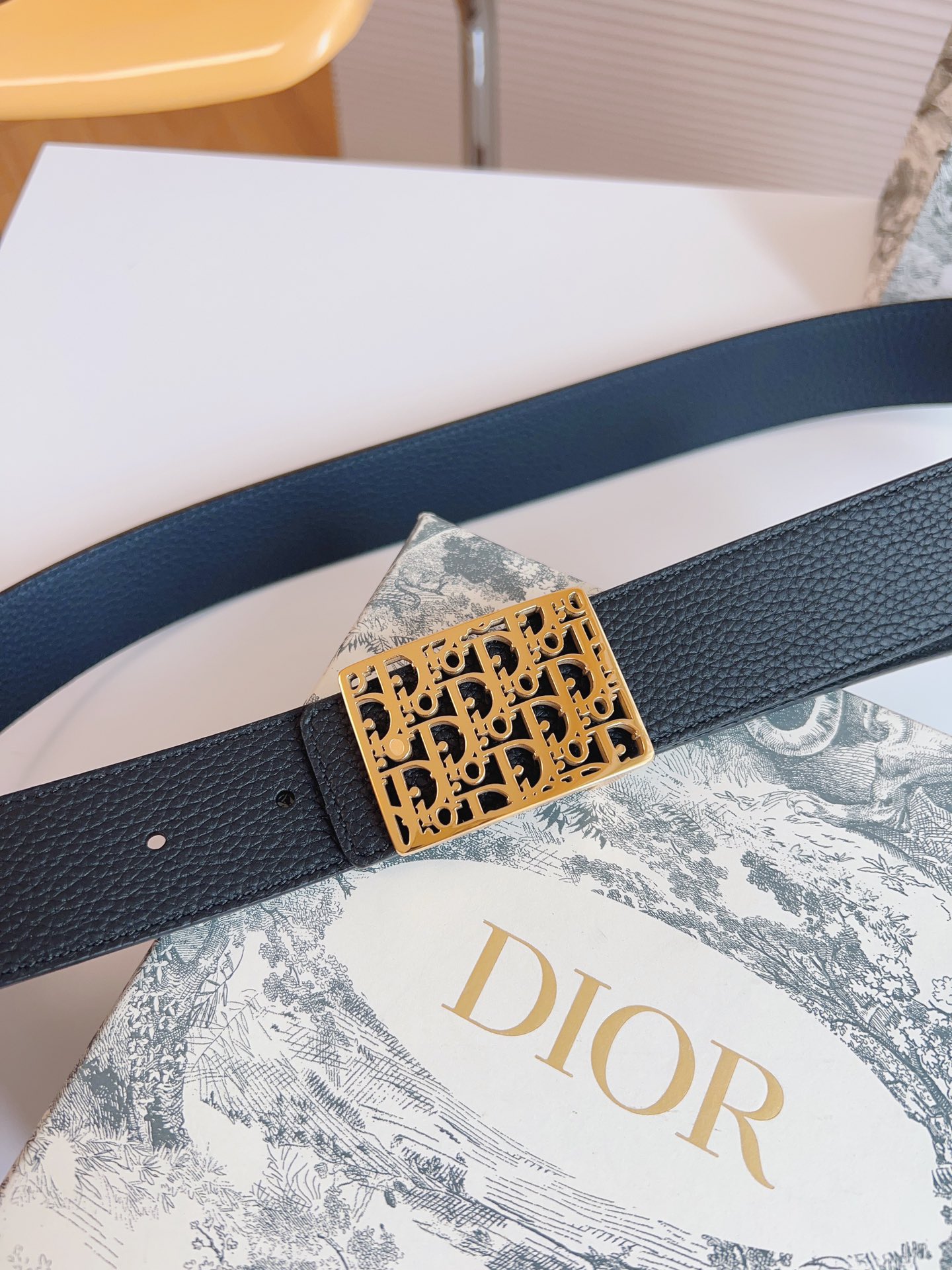 Dior hollow buckle cowhide double-sided belt 3.5CM wide