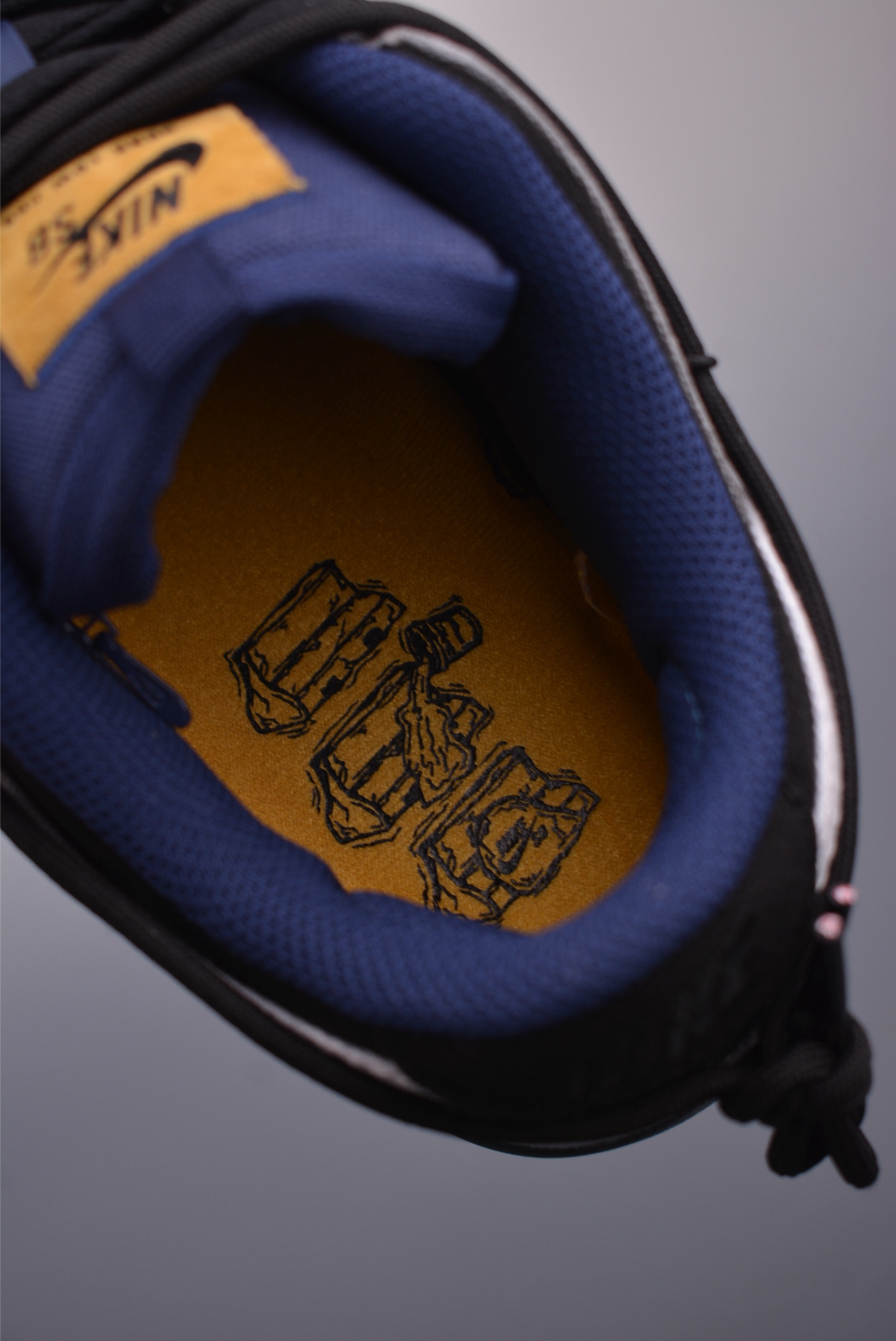 NIKE SB Dunk Low 