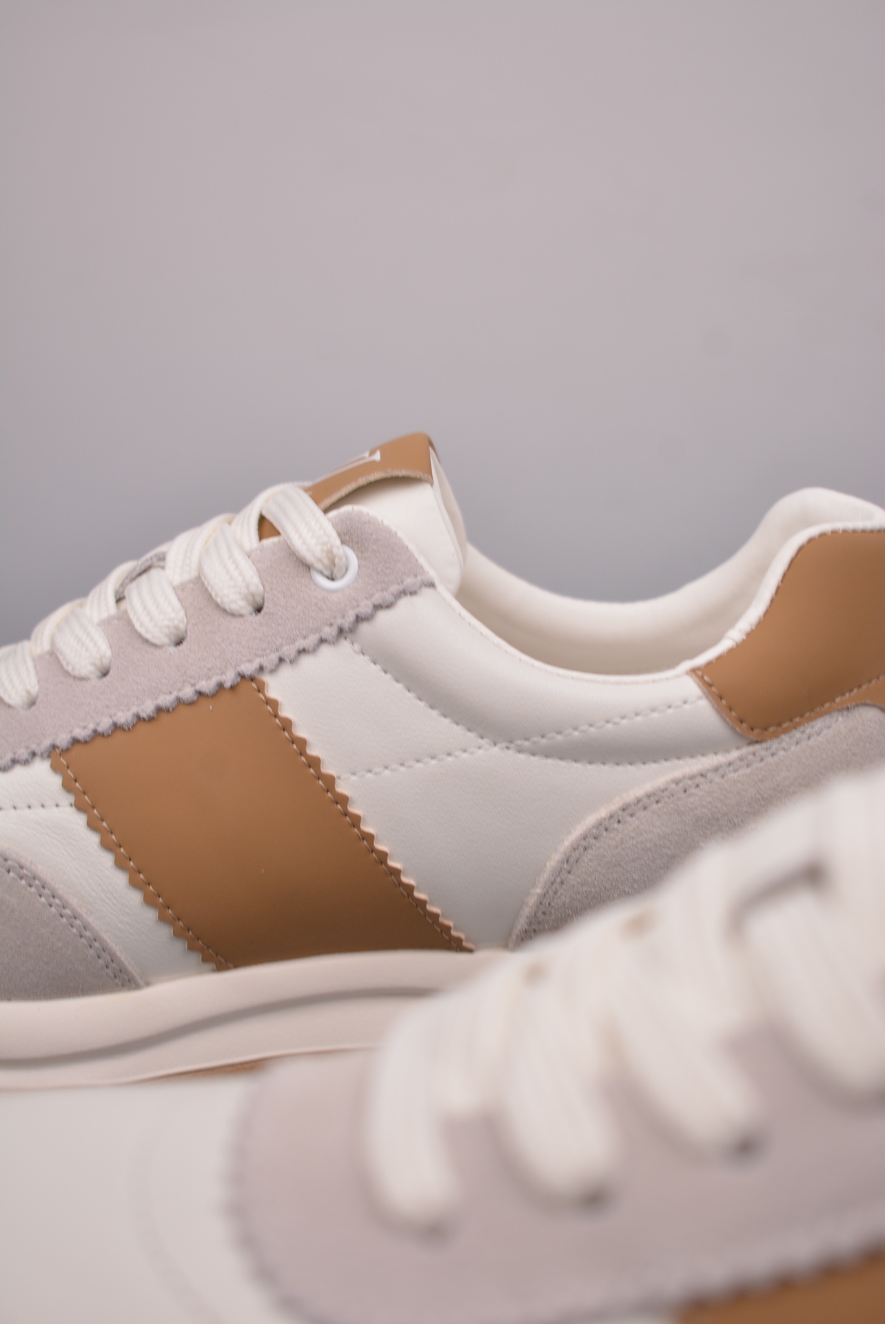 Louis Vuitton Couro Maden Luxe Low Sneaker Beige Gray Brown