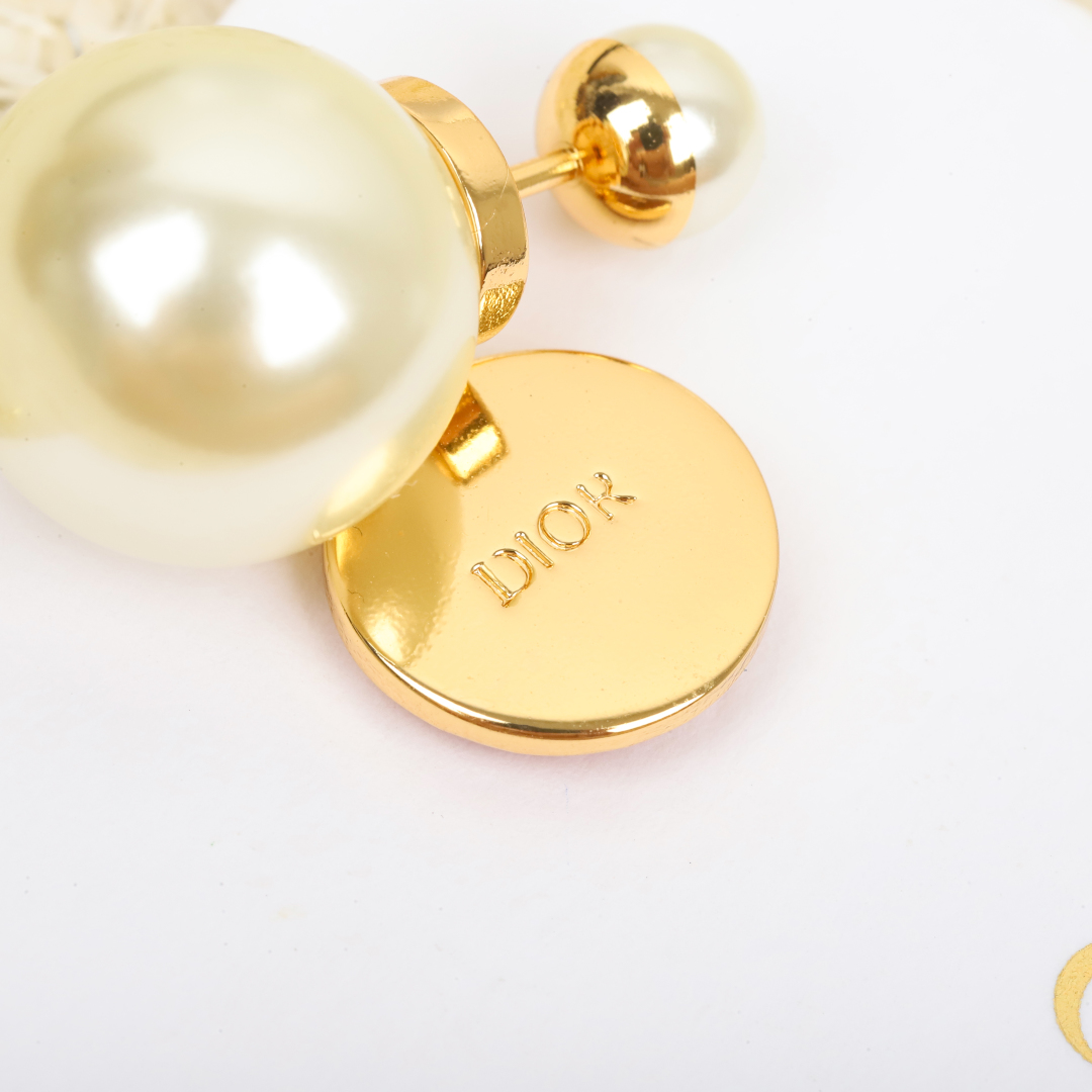 Dior round pearl earrings