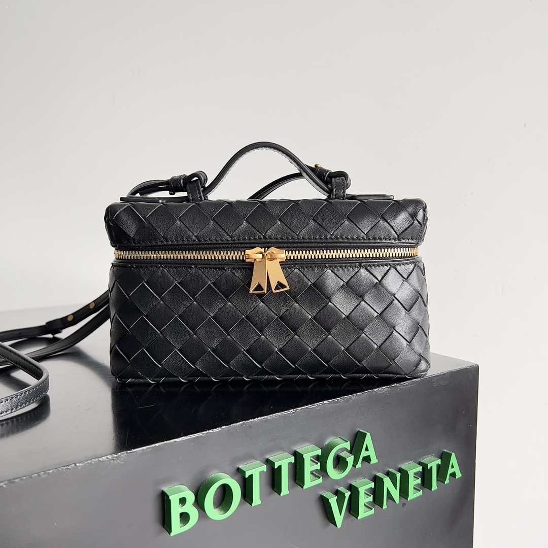 Bottega Veneta 2024 Woven Zippered Baguette Bag 789109