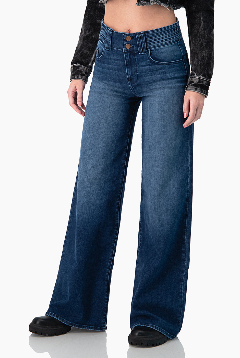 Jeans corte mom de pretina ancha y doble boton